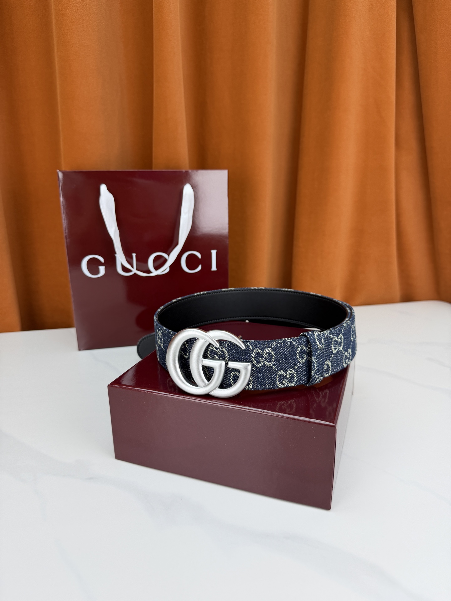 GUCCI 4.0cm宽度老花帆布腰带，深蓝底色织满GG经典提花，反面黑色光面皮革双面从容。立体双G金属