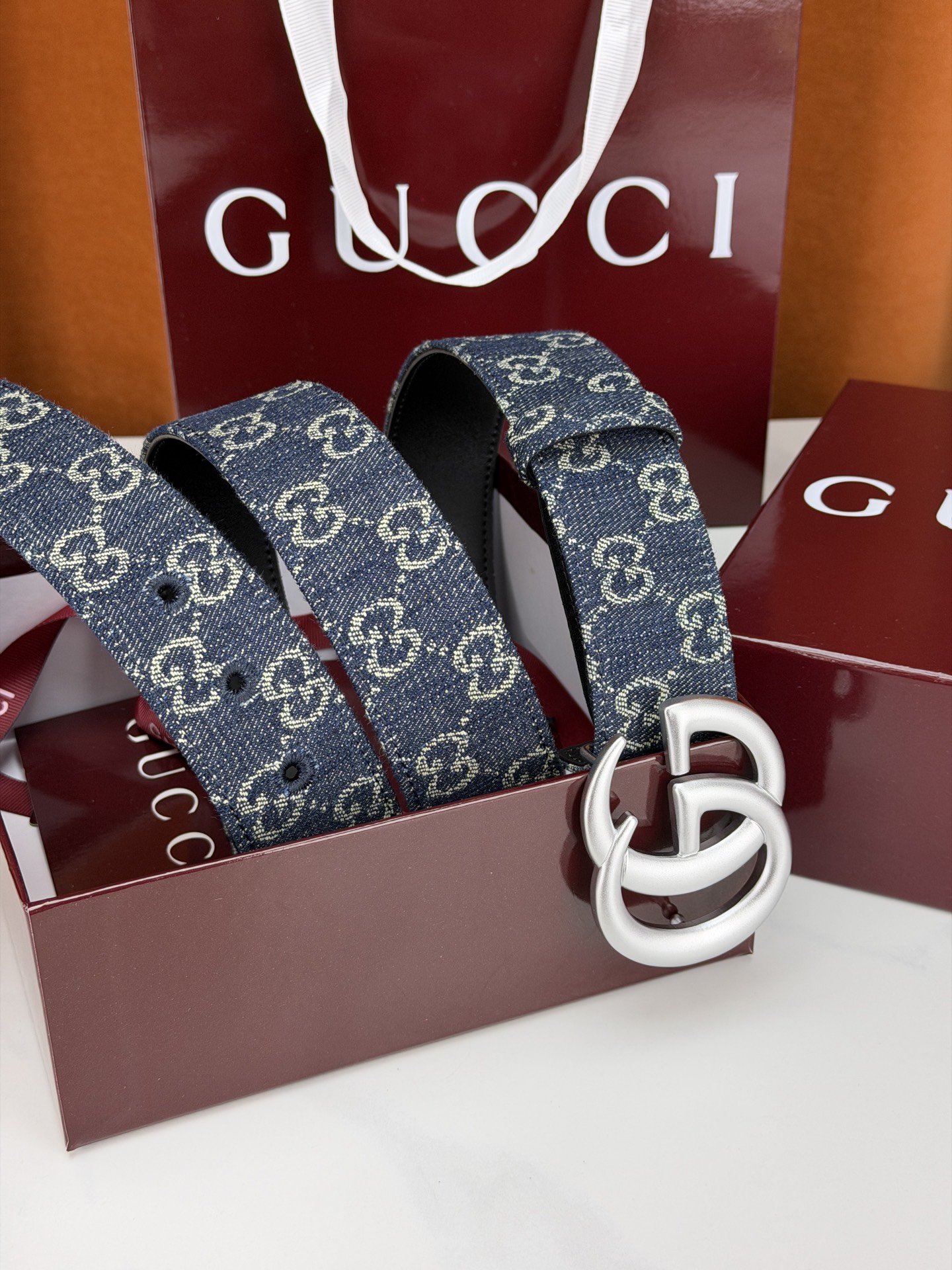GUCCI 4.0cm宽度老花帆布腰带，深蓝底色织满GG经典提花，反面黑色光面皮革双面从容。立体双G金属