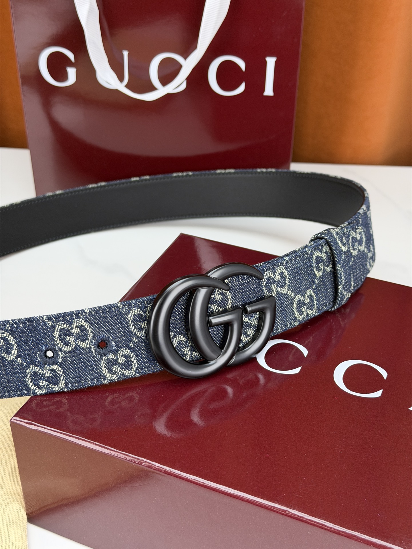GUCCI 4.0cm宽度老花帆布腰带，深蓝底色织满GG经典提花，反面黑色光面皮革双面从容。立体双G金属