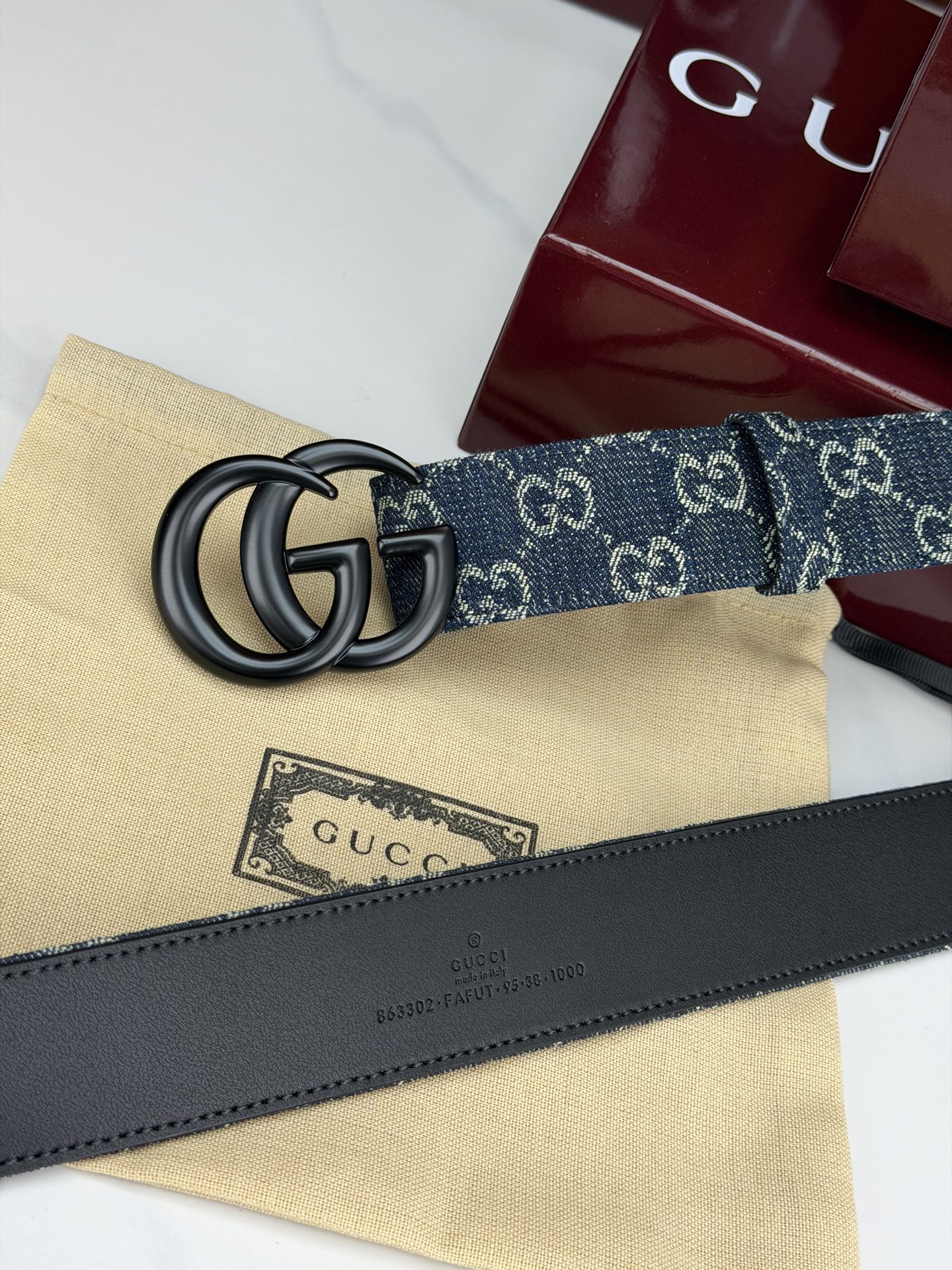 GUCCI 4.0cm宽度老花帆布腰带，深蓝底色织满GG经典提花，反面黑色光面皮革双面从容。立体双G金属