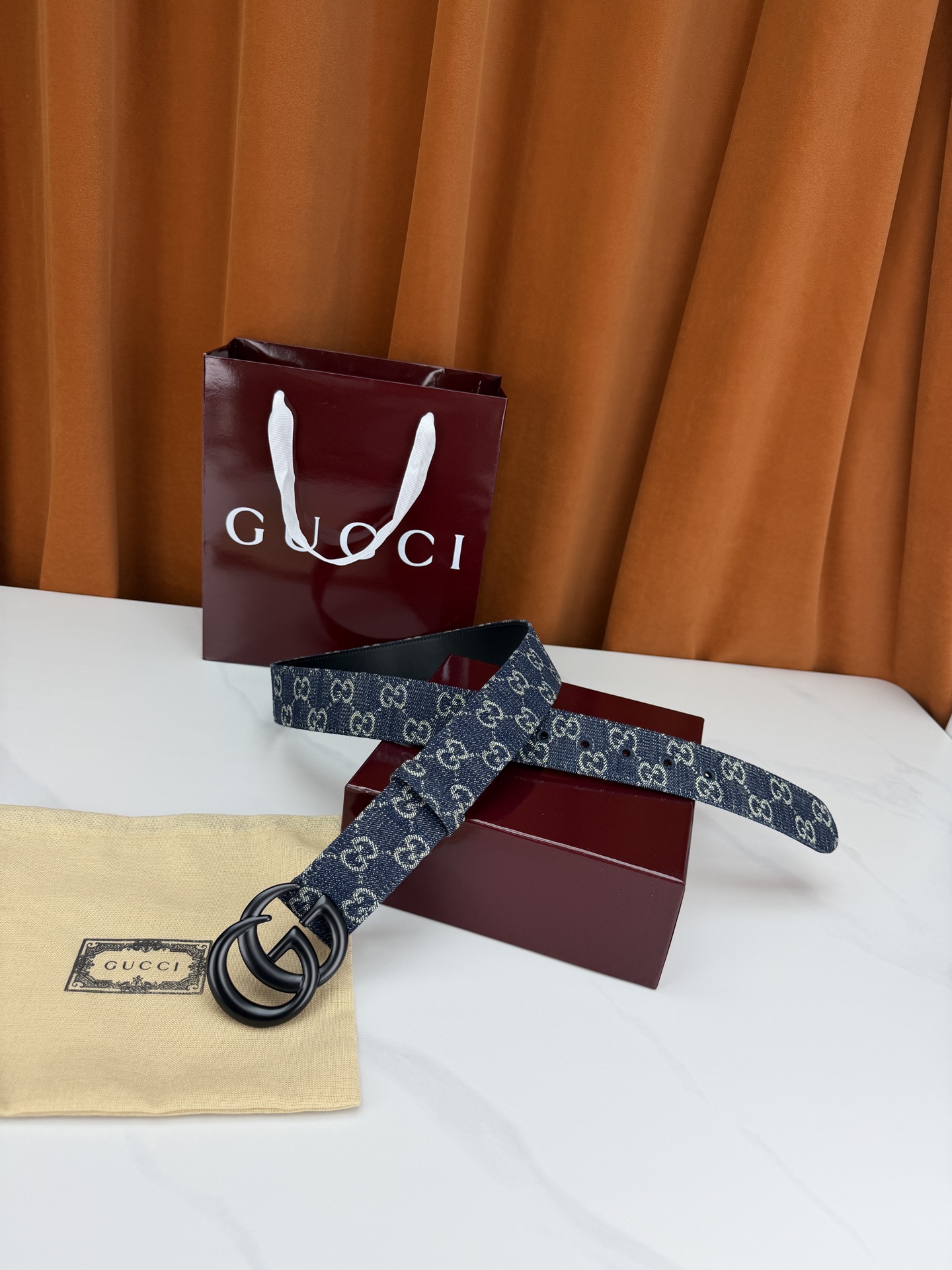 GUCCI 4.0cm宽度老花帆布腰带，深蓝底色织满GG经典提花，反面黑色光面皮革双面从容。立体双G金属
