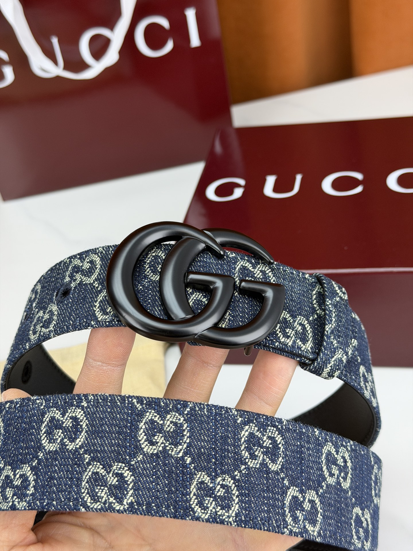 GUCCI 4.0cm宽度老花帆布腰带，深蓝底色织满GG经典提花，反面黑色光面皮革双面从容。立体双G金属