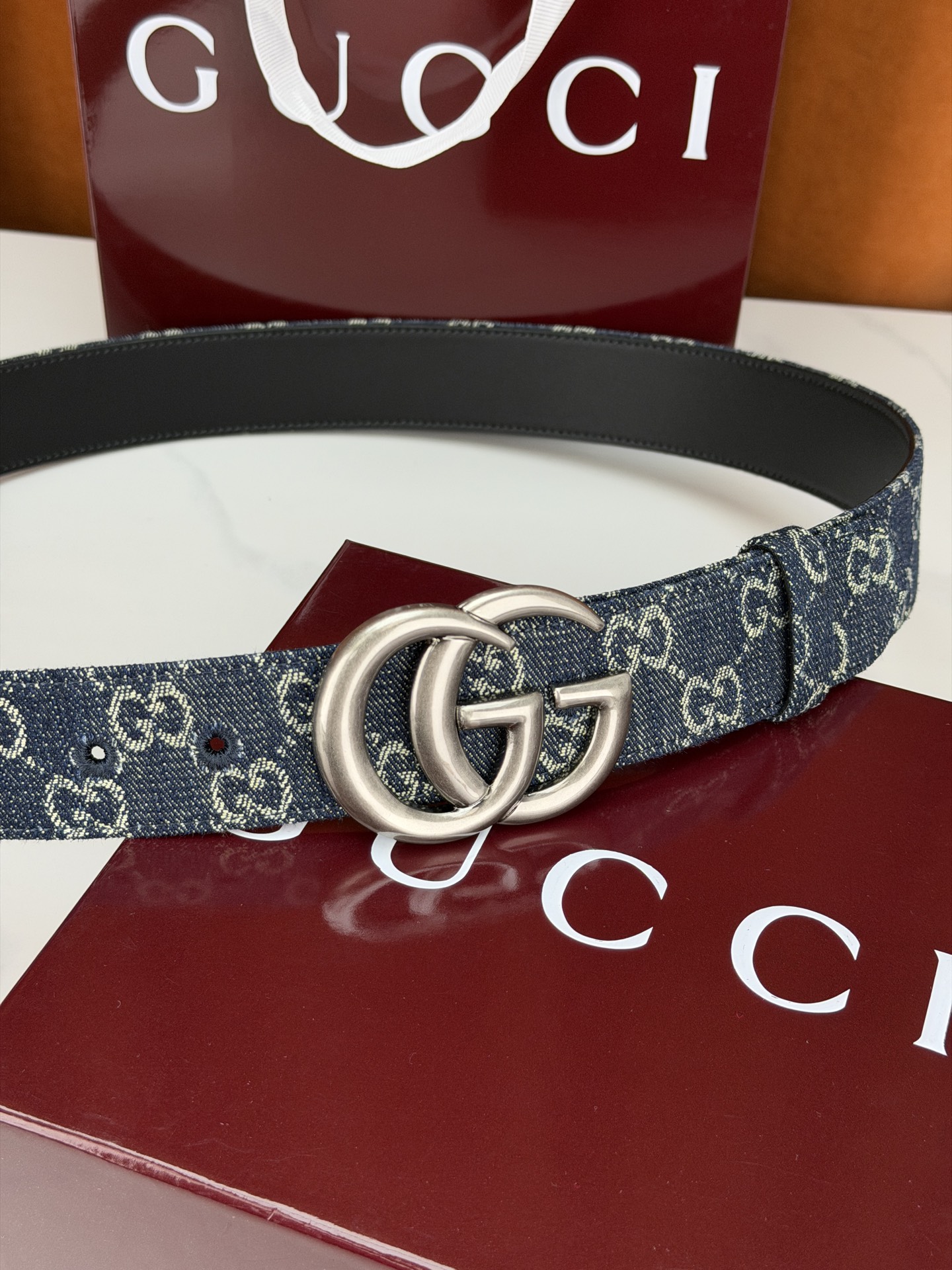 GUCCI 4.0cm宽度老花帆布腰带，深蓝底色织满GG经典提花，反面黑色光面皮革双面从容。立体双G金属