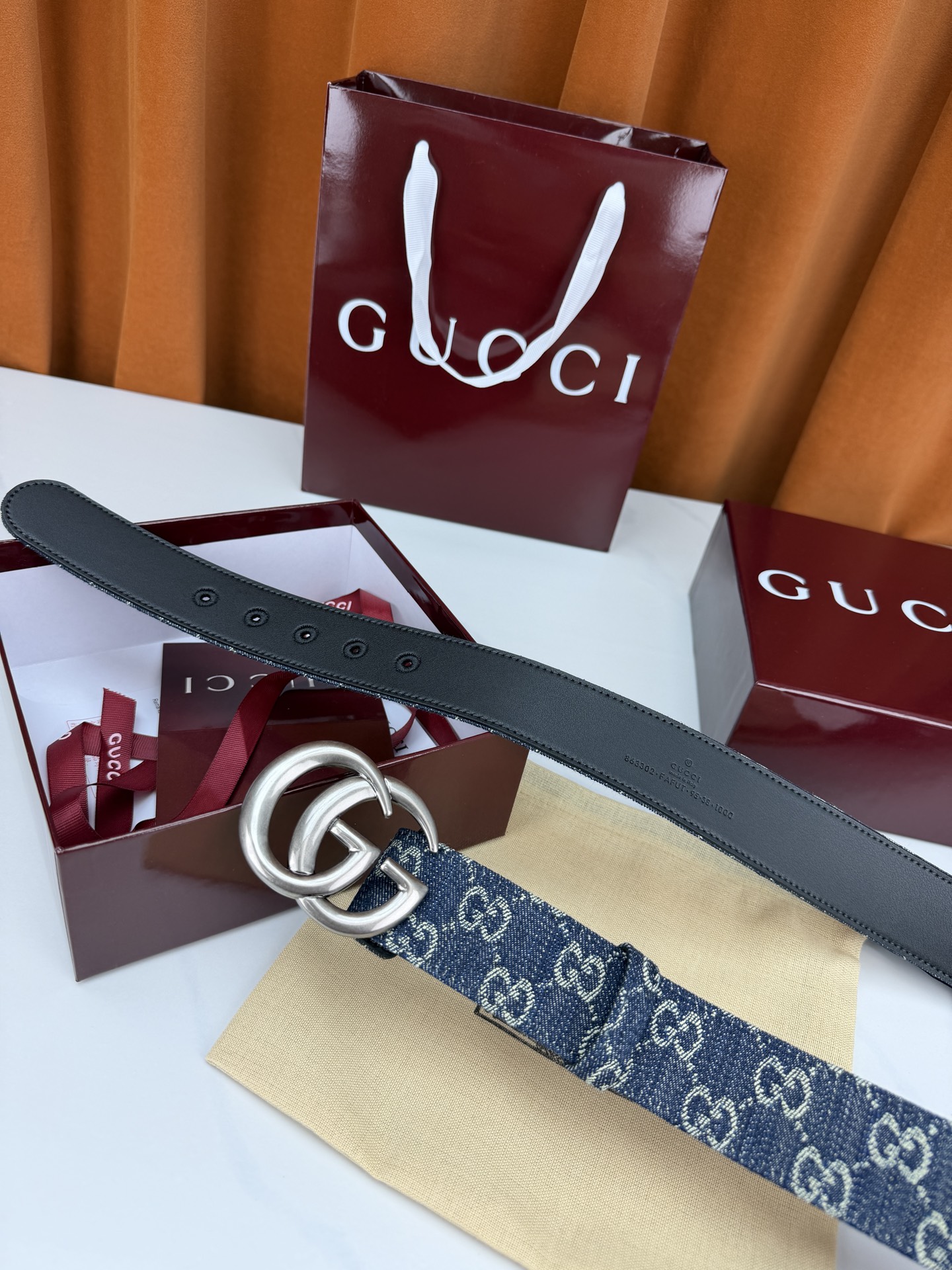 GUCCI 4.0cm宽度老花帆布腰带，深蓝底色织满GG经典提花，反面黑色光面皮革双面从容。立体双G金属