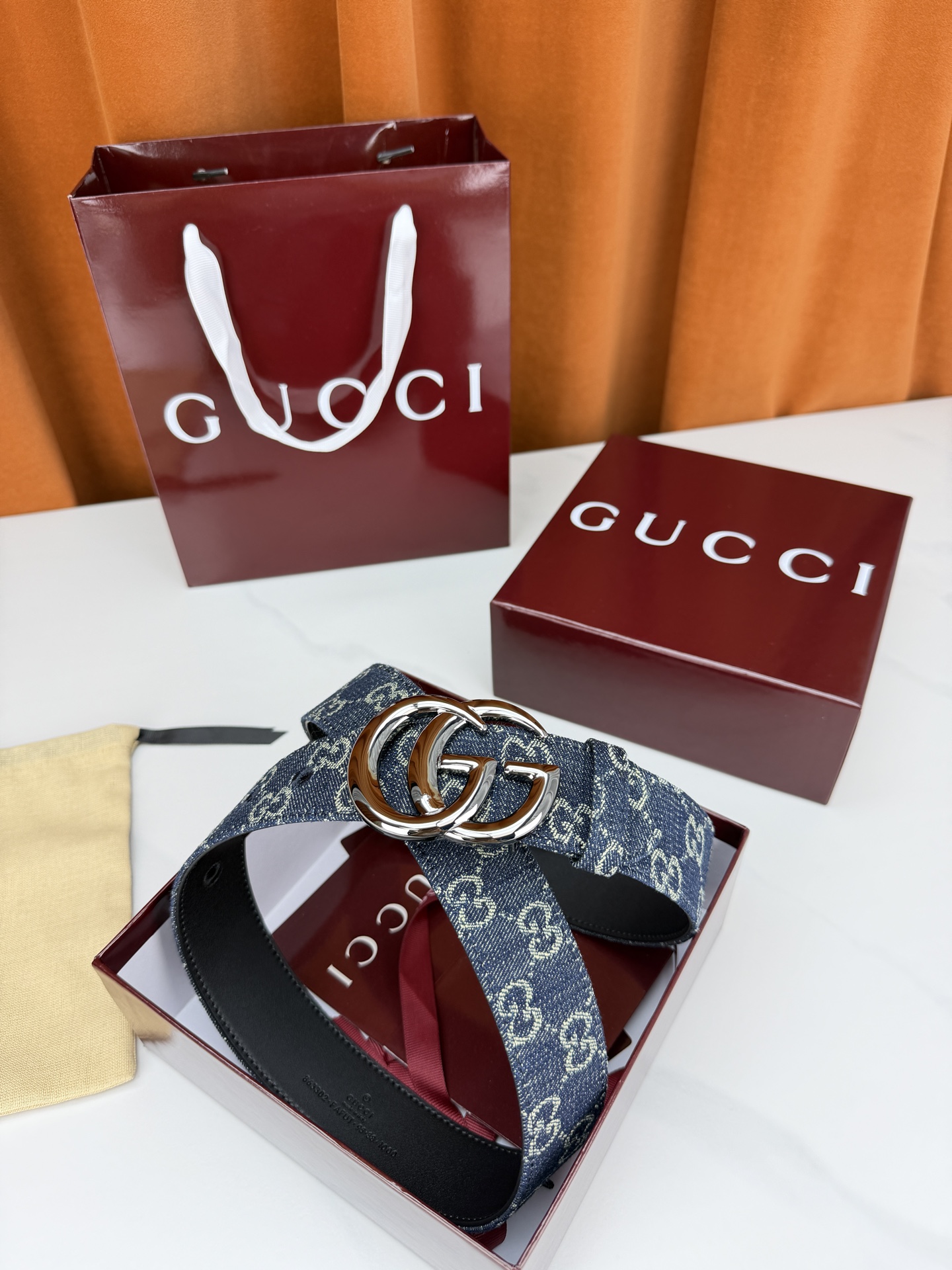 GUCCI 4.0cm宽度老花帆布腰带，深蓝底色织满GG经典提花，反面黑色光面皮革双面从容。立体双G金属