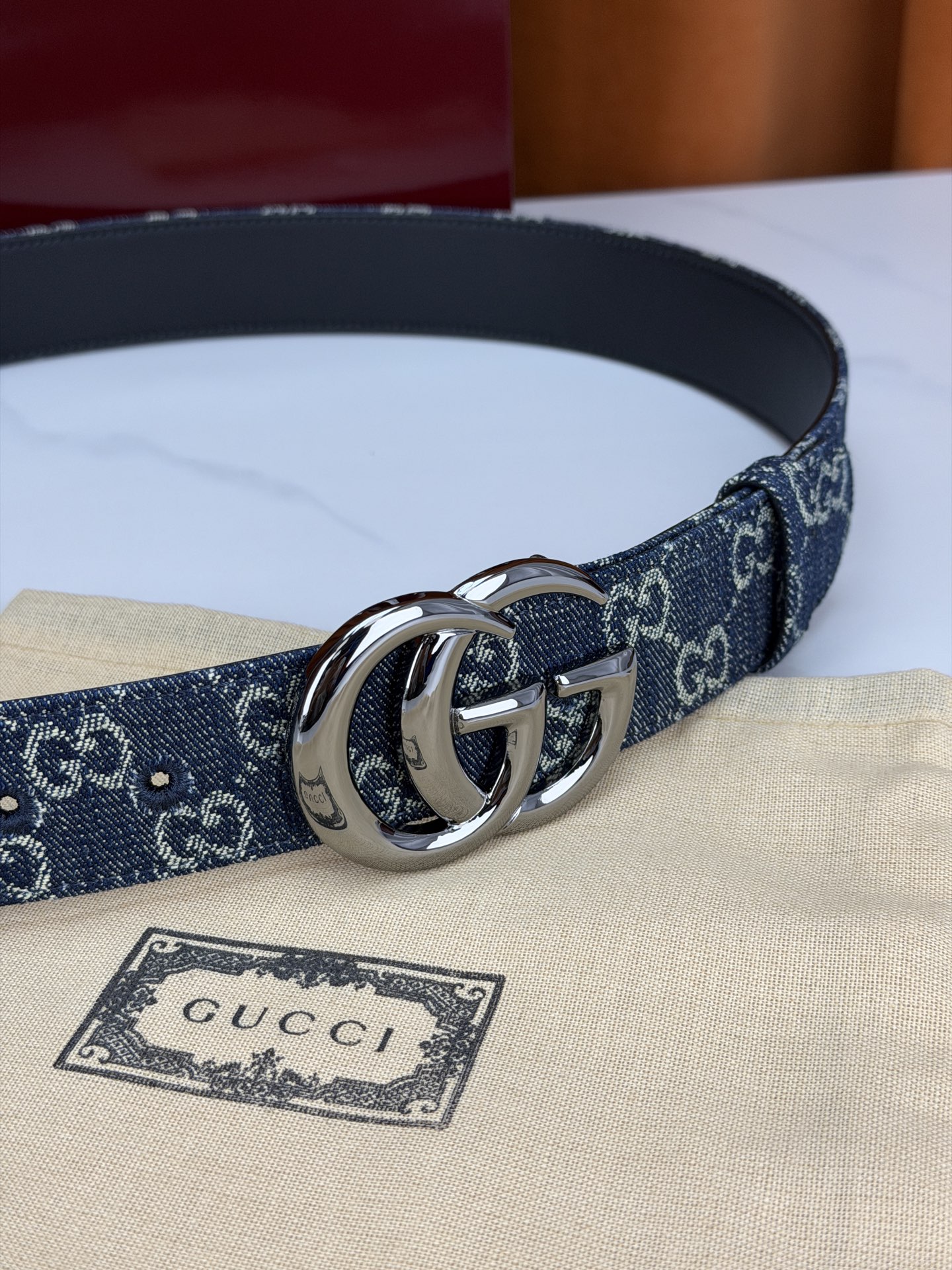 GUCCI 4.0cm宽度老花帆布腰带，深蓝底色织满GG经典提花，反面黑色光面皮革双面从容。立体双G金属