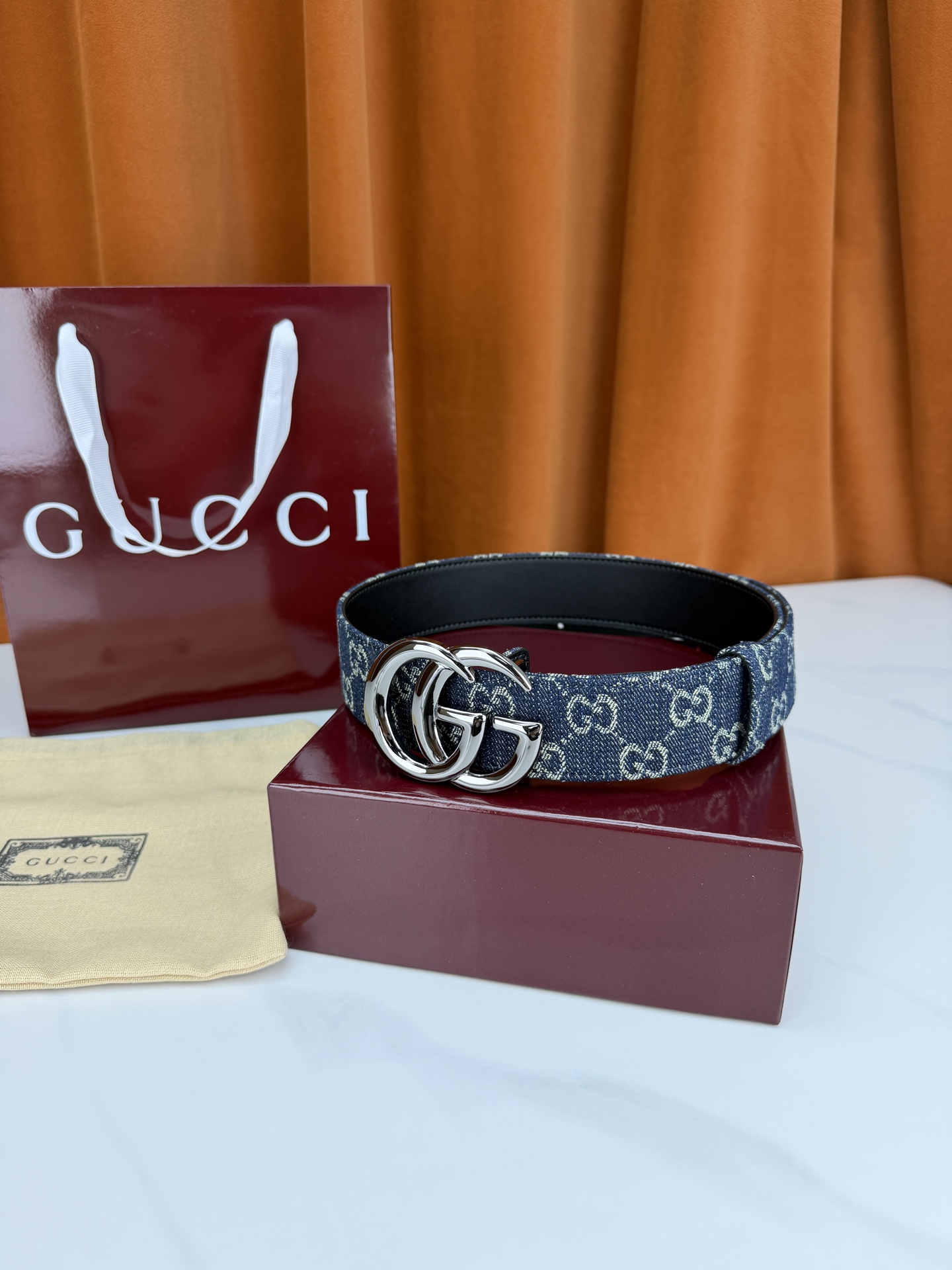 GUCCI 4.0cm宽度老花帆布腰带，深蓝底色织满GG经典提花，反面黑色光面皮革双面从容。立体双G金属