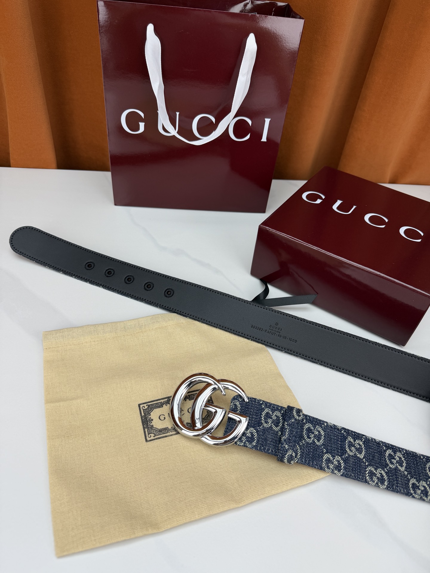 GUCCI 4.0cm宽度老花帆布腰带，深蓝底色织满GG经典提花，反面黑色光面皮革双面从容。立体双G金属