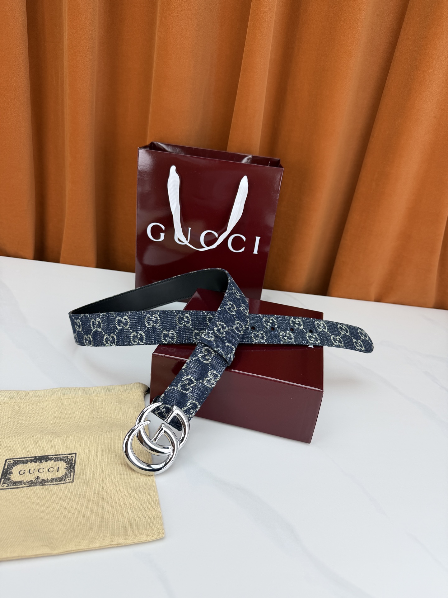 GUCCI 4.0cm宽度老花帆布腰带，深蓝底色织满GG经典提花，反面黑色光面皮革双面从容。立体双G金属