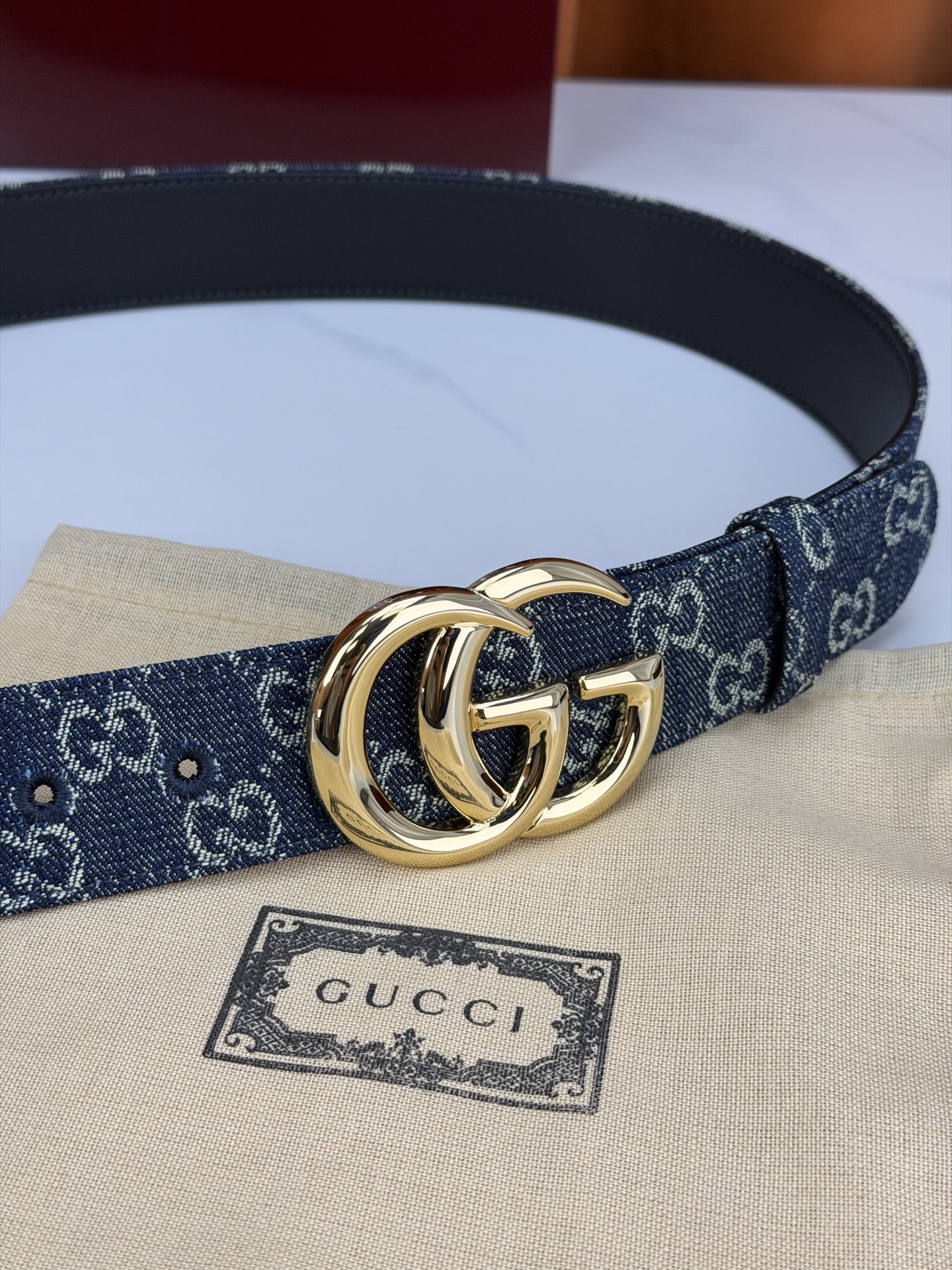 GUCCI 4.0cm宽度老花帆布腰带，深蓝底色织满GG经典提花，反面黑色光面皮革双面从容。立体双G金属