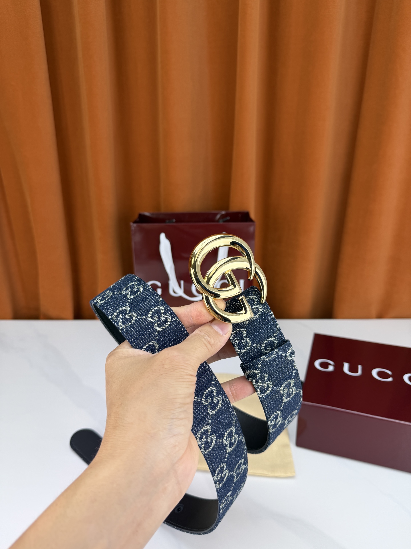 GUCCI 4.0cm宽度老花帆布腰带，深蓝底色织满GG经典提花，反面黑色光面皮革双面从容。立体双G金属