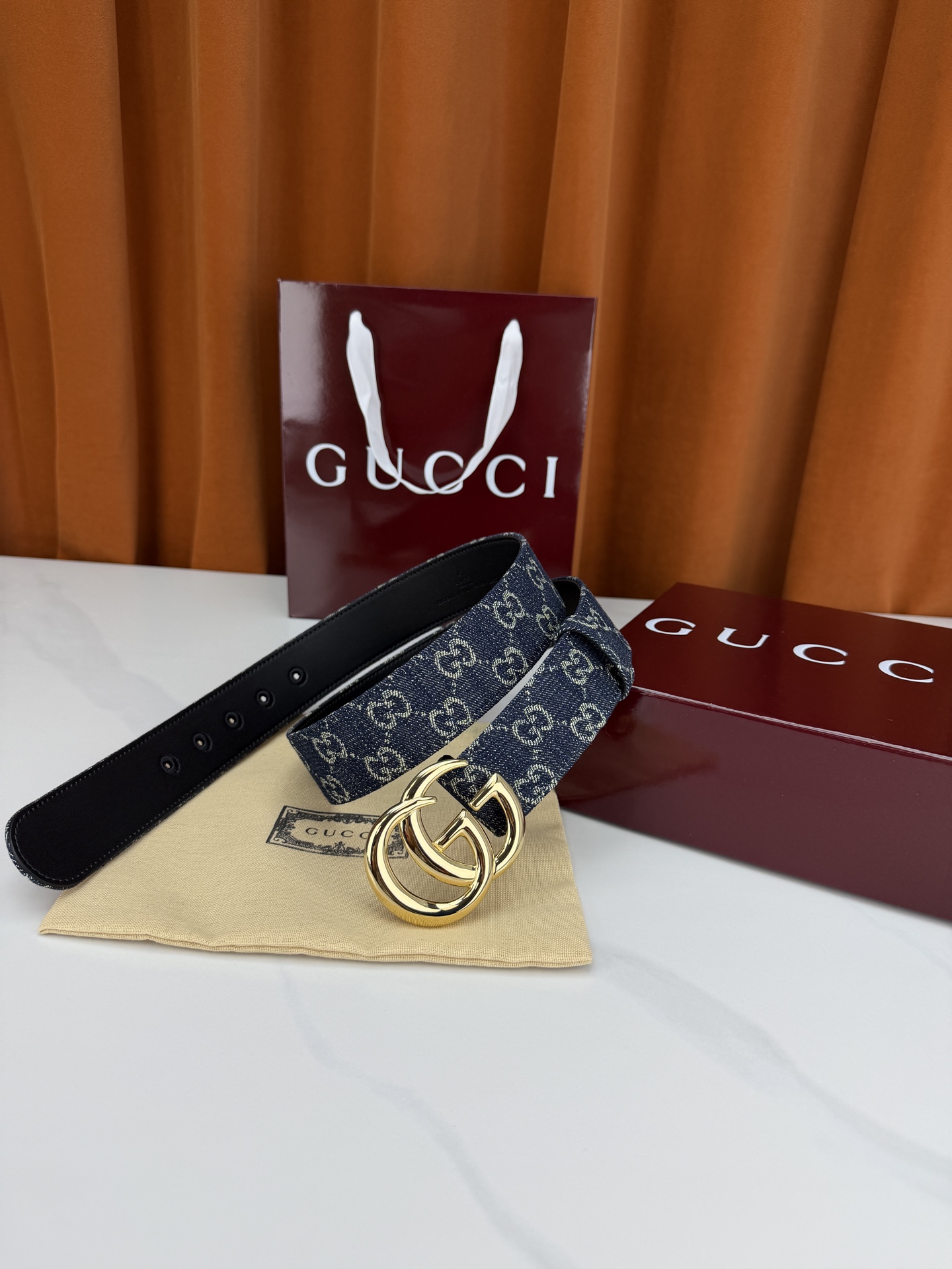 GUCCI 4.0cm宽度老花帆布腰带，深蓝底色织满GG经典提花，反面黑色光面皮革双面从容。立体双G金属