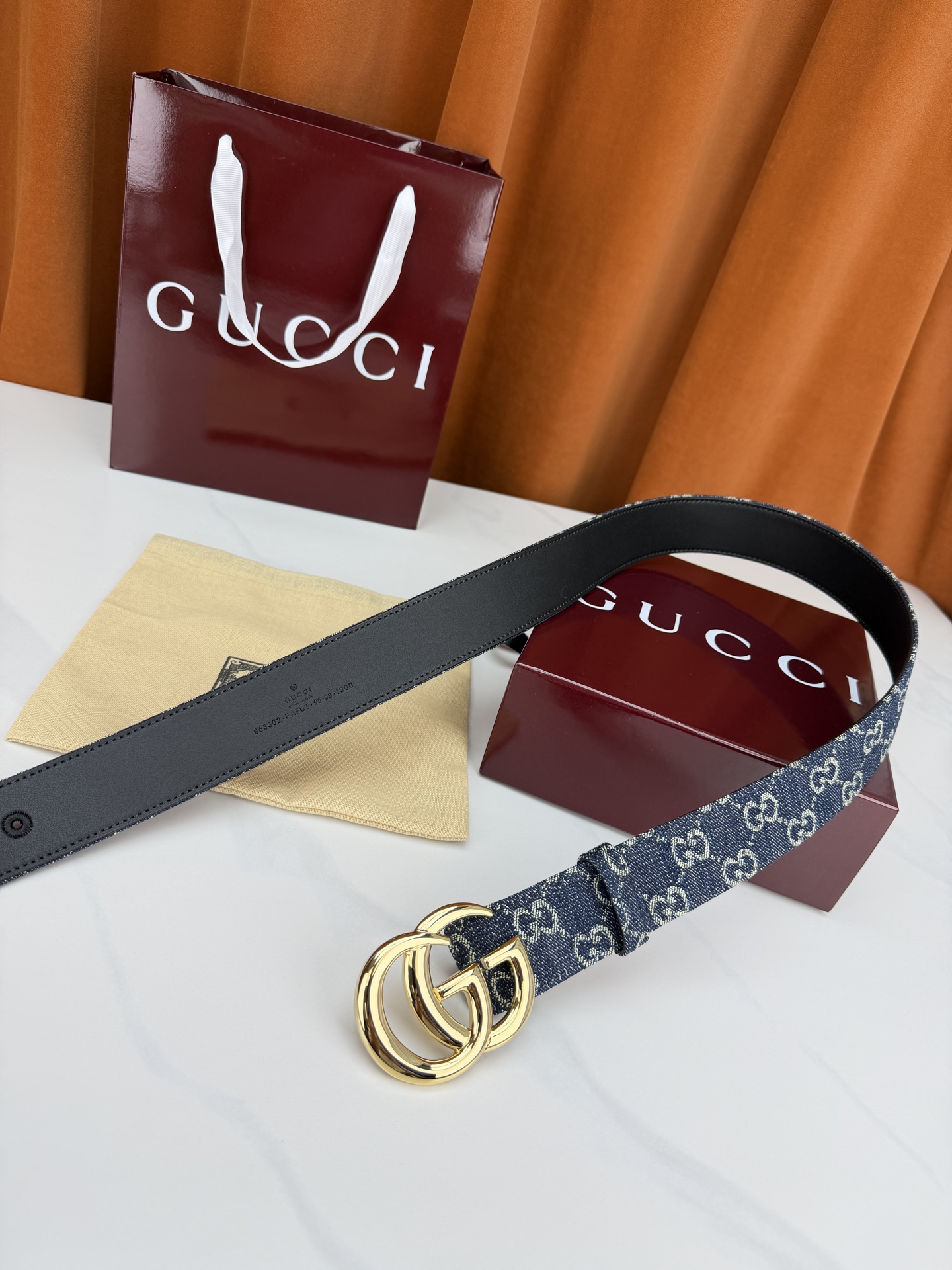 GUCCI 4.0cm宽度老花帆布腰带，深蓝底色织满GG经典提花，反面黑色光面皮革双面从容。立体双G金属