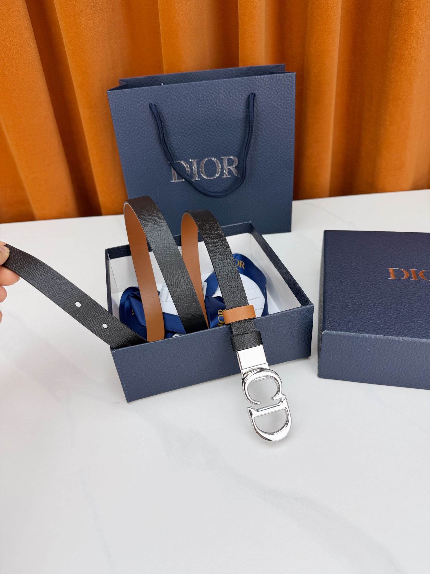 DIOR 2.0cm黄金宽度皮带，CD字母金属扣是辨识度拉满的经典符号。甄选柔润牛皮，双面双色一扣两穿，