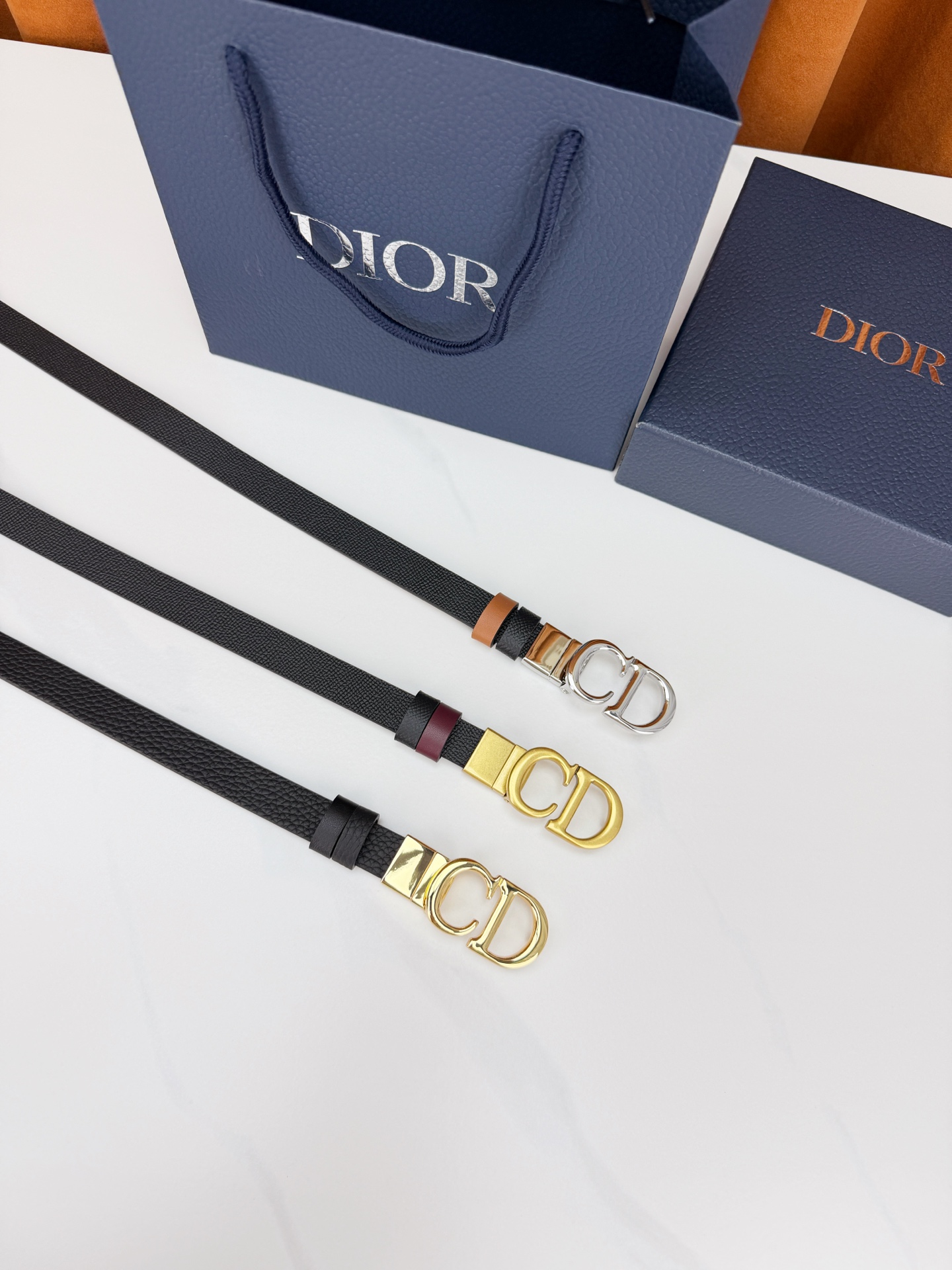 DIOR 2.0cm黄金宽度皮带，CD字母金属扣是辨识度拉满的经典符号。甄选柔润牛皮，双面双色一扣两穿，