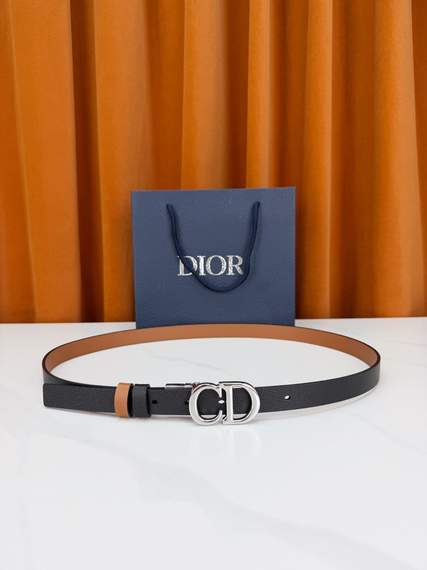 DIOR 2.0cm黄金宽度皮带，CD字母金属扣是辨识度拉满的经典符号。甄选柔润牛皮，双面双色一扣两穿，
