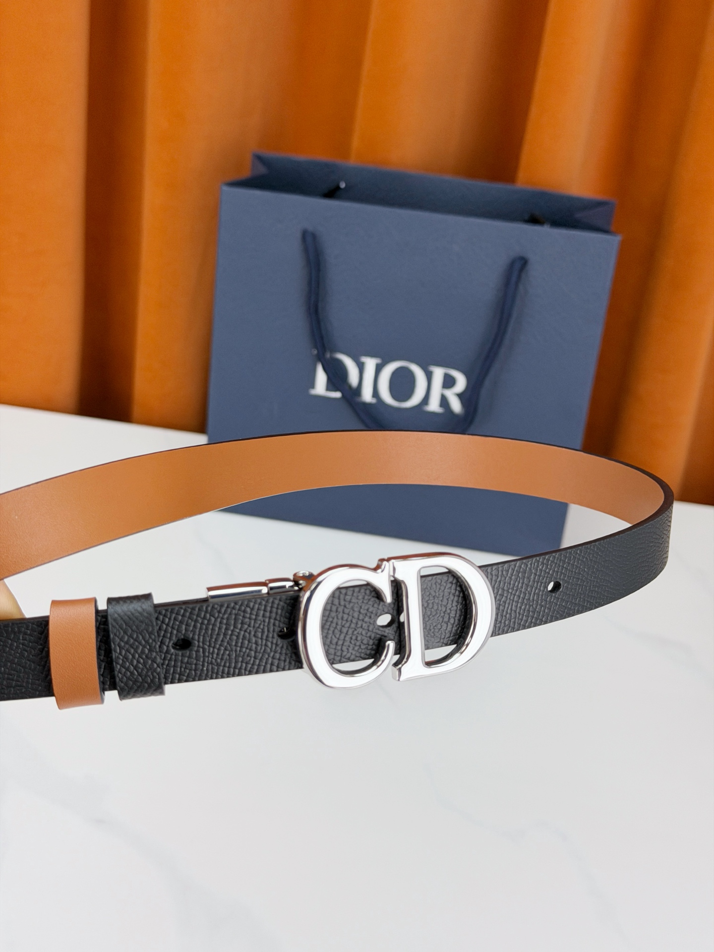 DIOR 2.0cm黄金宽度皮带，CD字母金属扣是辨识度拉满的经典符号。甄选柔润牛皮，双面双色一扣两穿，