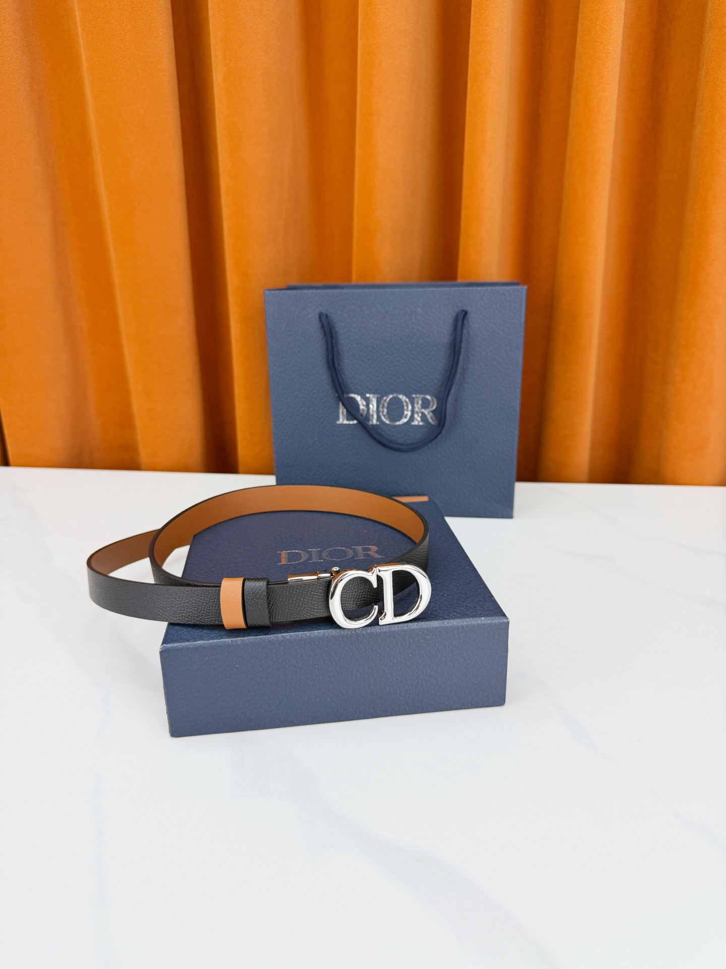 DIOR 2.0cm黄金宽度皮带，CD字母金属扣是辨识度拉满的经典符号。甄选柔润牛皮，双面双色一扣两穿，