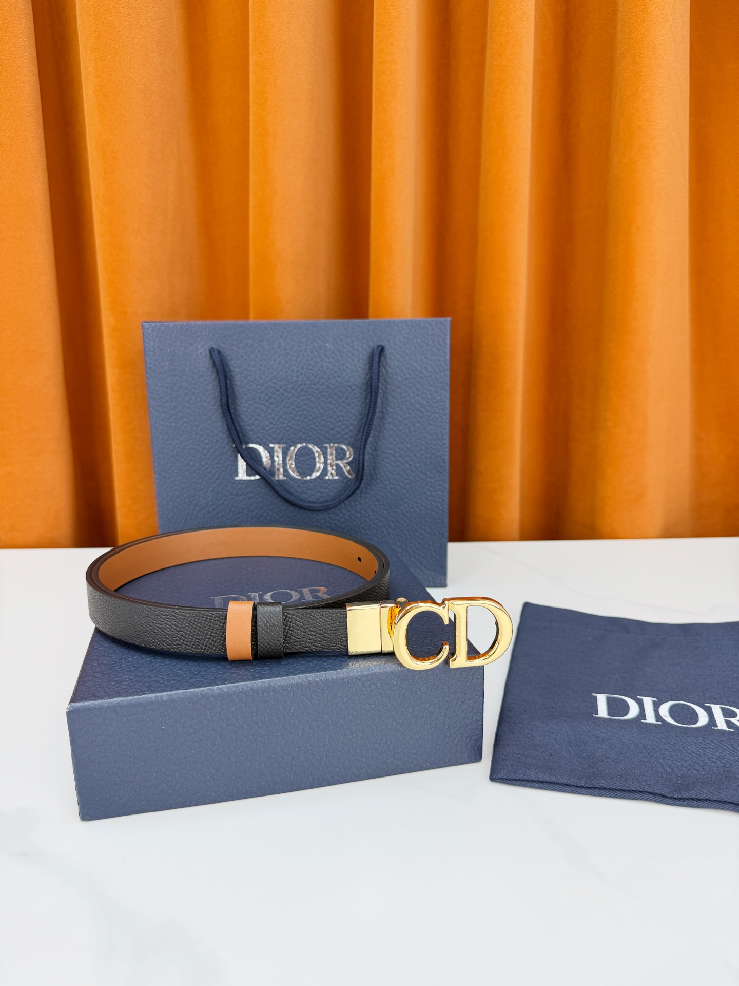 DIOR 2.0cm黄金宽度皮带，CD字母金属扣是辨识度拉满的经典符号。甄选柔润牛皮，双面双色一扣两穿，