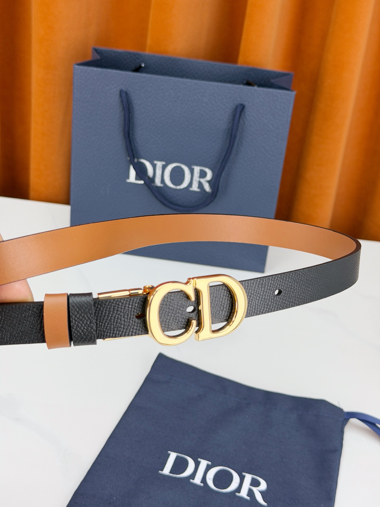 DIOR 2.0cm黄金宽度皮带，CD字母金属扣是辨识度拉满的经典符号。甄选柔润牛皮，双面双色一扣两穿，