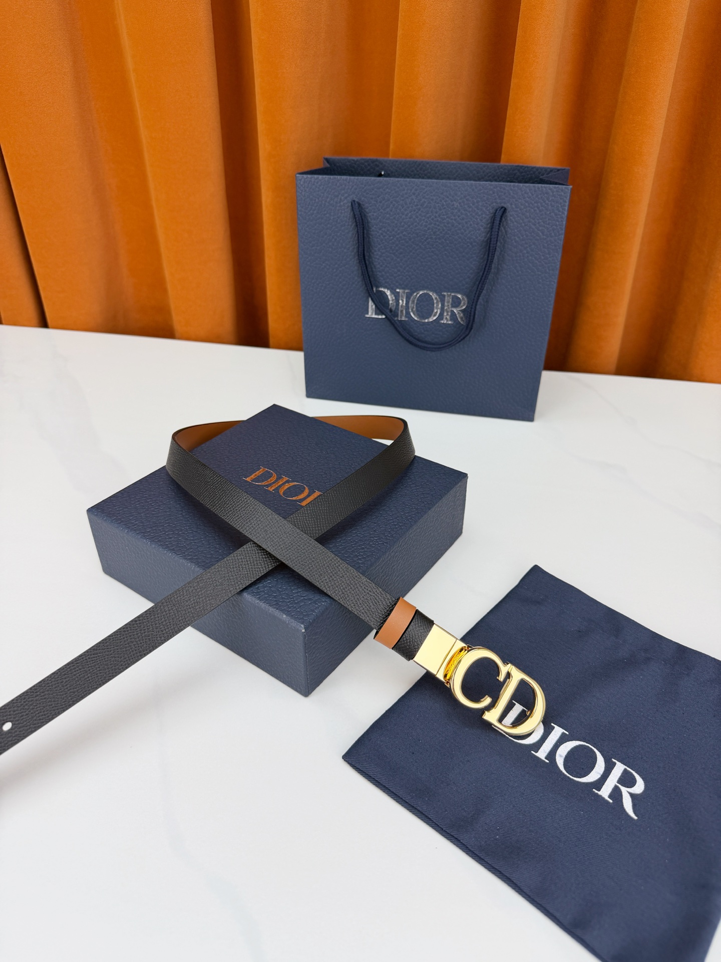 DIOR 2.0cm黄金宽度皮带，CD字母金属扣是辨识度拉满的经典符号。甄选柔润牛皮，双面双色一扣两穿，