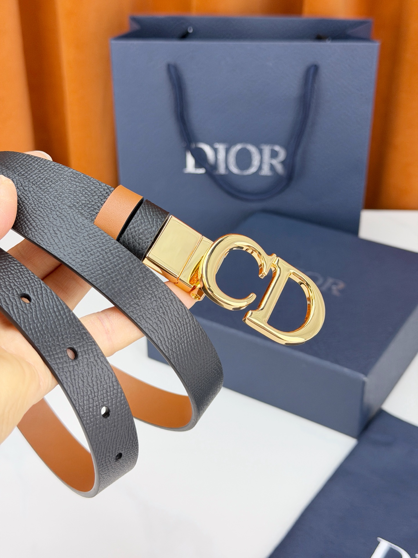 DIOR 2.0cm黄金宽度皮带，CD字母金属扣是辨识度拉满的经典符号。甄选柔润牛皮，双面双色一扣两穿，