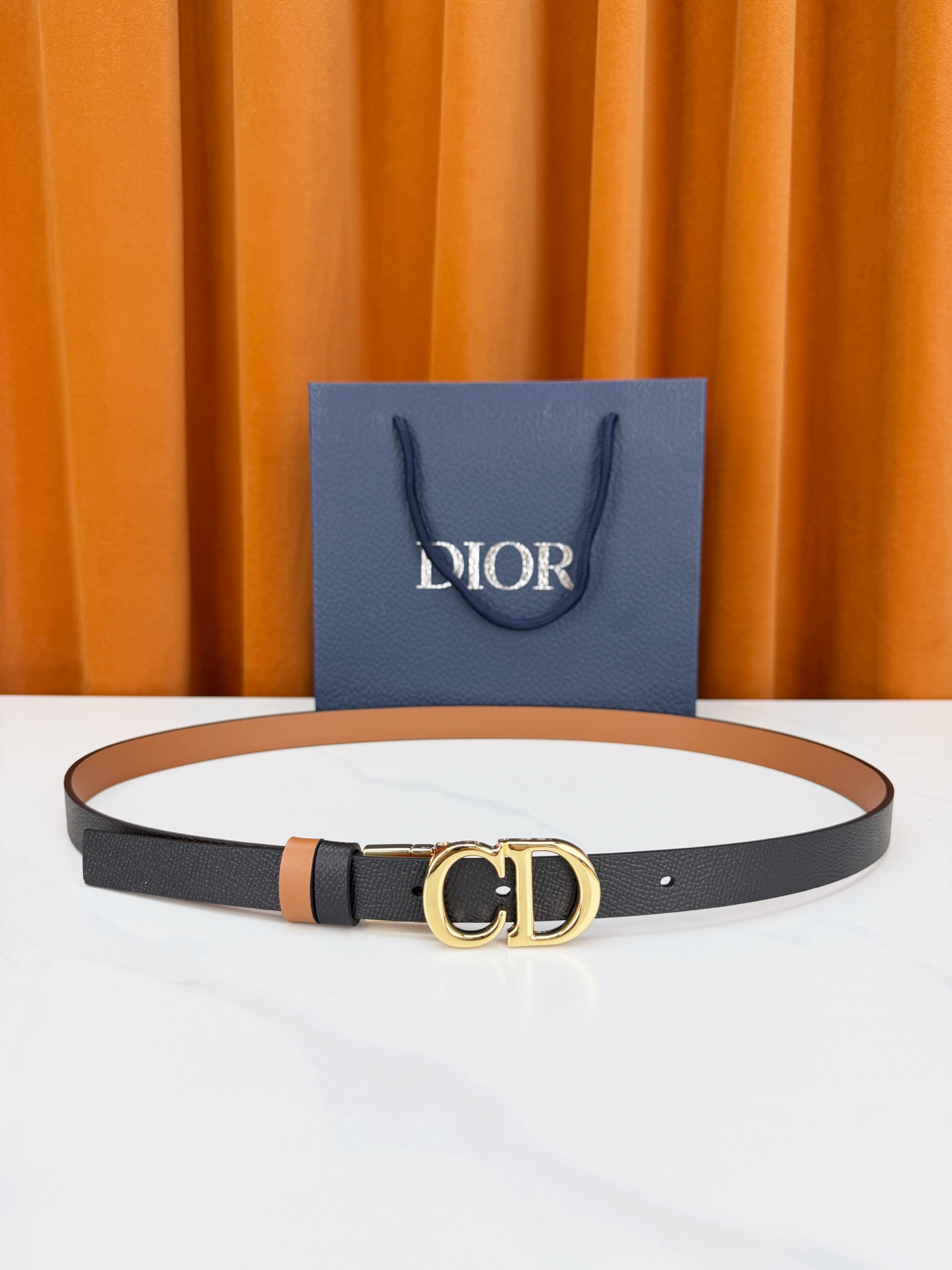 DIOR 2.0cm黄金宽度皮带，CD字母金属扣是辨识度拉满的经典符号。甄选柔润牛皮，双面双色一扣两穿，