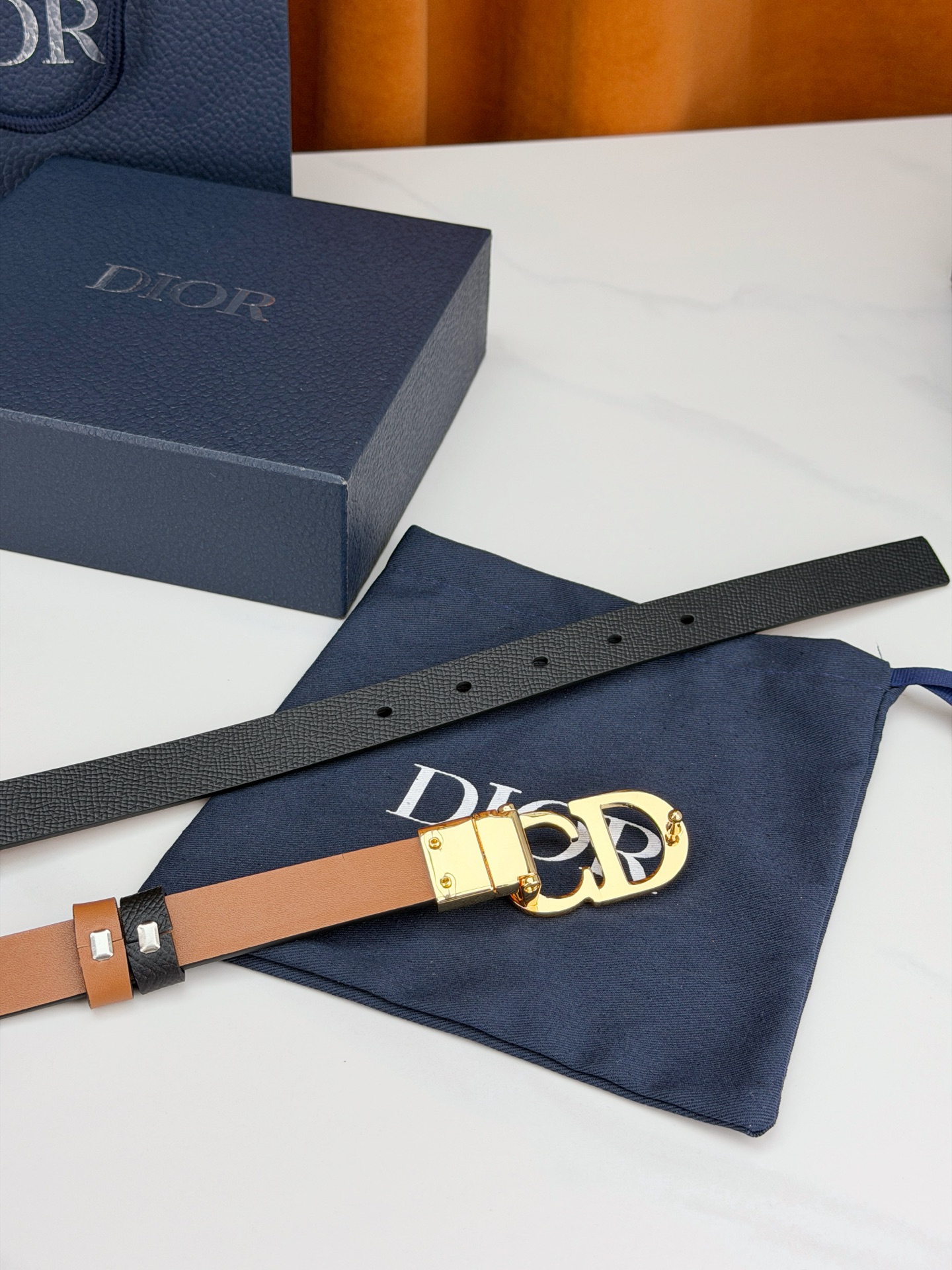 DIOR 2.0cm黄金宽度皮带，CD字母金属扣是辨识度拉满的经典符号。甄选柔润牛皮，双面双色一扣两穿，