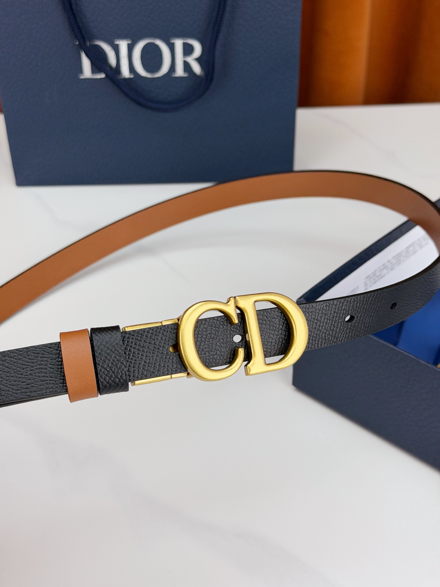 DIOR 2.0cm黄金宽度皮带，CD字母金属扣是辨识度拉满的经典符号。甄选柔润牛皮，双面双色一扣两穿，