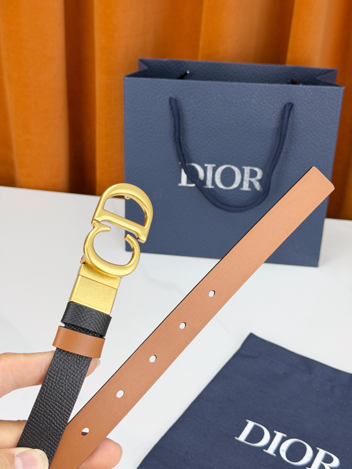 DIOR 2.0cm黄金宽度皮带，CD字母金属扣是辨识度拉满的经典符号。甄选柔润牛皮，双面双色一扣两穿，