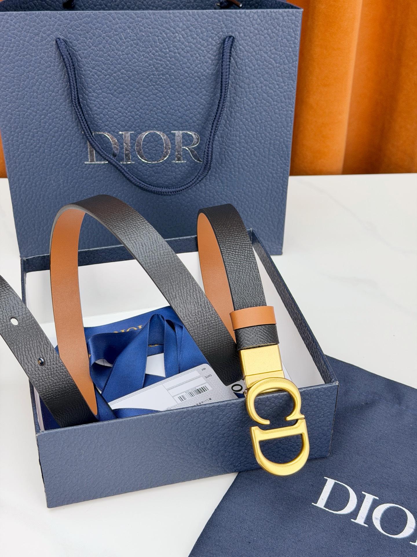 DIOR 2.0cm黄金宽度皮带，CD字母金属扣是辨识度拉满的经典符号。甄选柔润牛皮，双面双色一扣两穿，