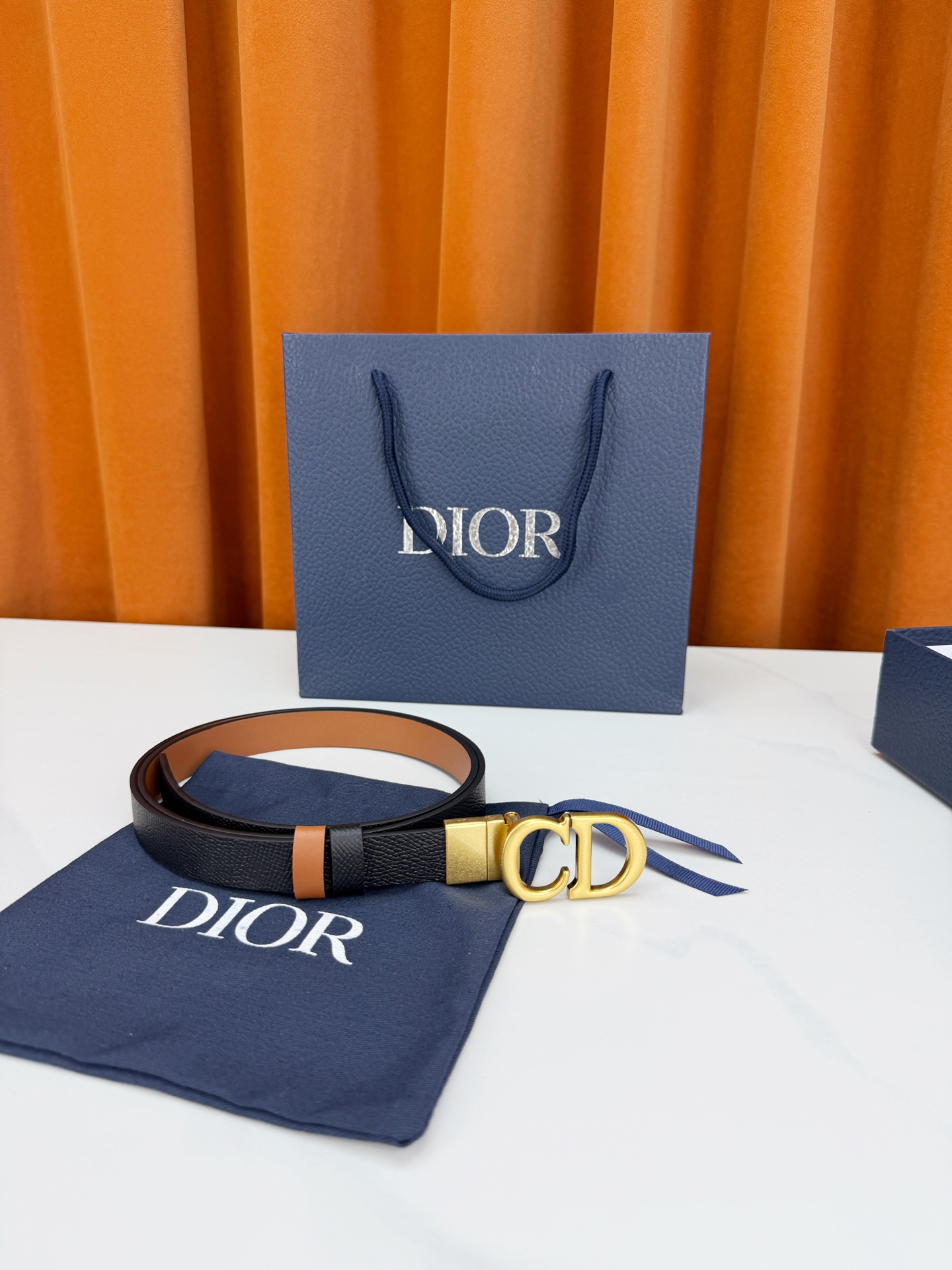 DIOR 2.0cm黄金宽度皮带，CD字母金属扣是辨识度拉满的经典符号。甄选柔润牛皮，双面双色一扣两穿，