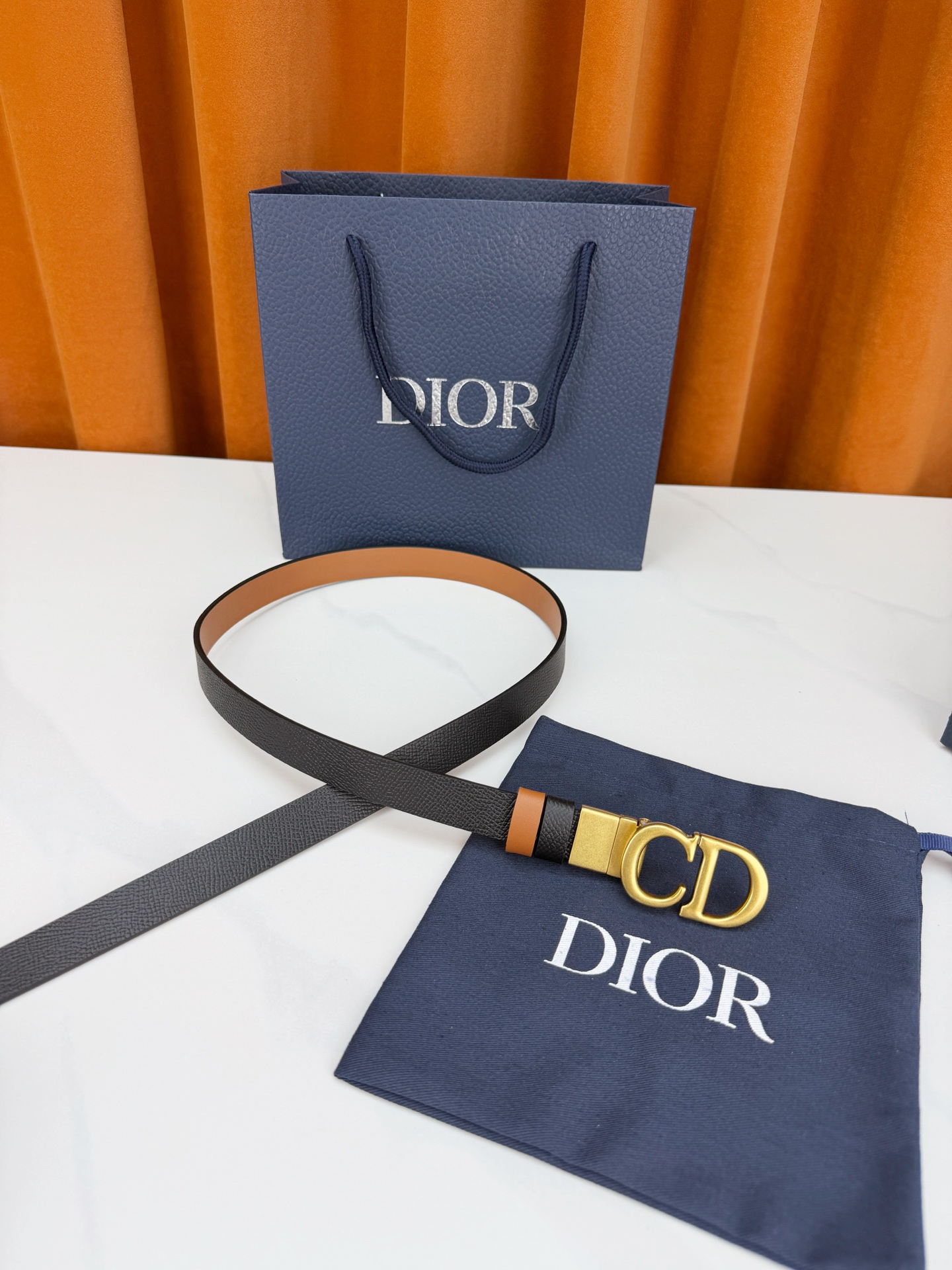 DIOR 2.0cm黄金宽度皮带，CD字母金属扣是辨识度拉满的经典符号。甄选柔润牛皮，双面双色一扣两穿，