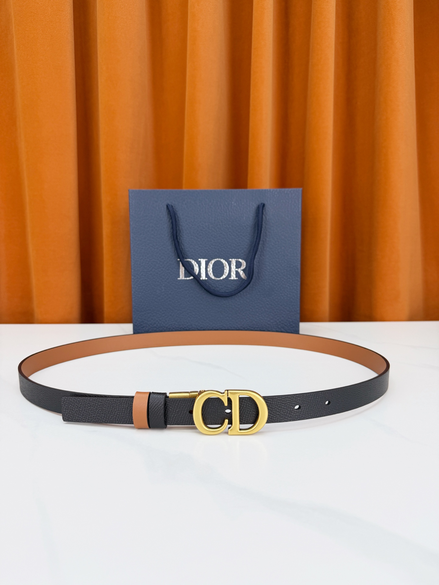 DIOR 2.0cm黄金宽度皮带，CD字母金属扣是辨识度拉满的经典符号。甄选柔润牛皮，双面双色一扣两穿，
