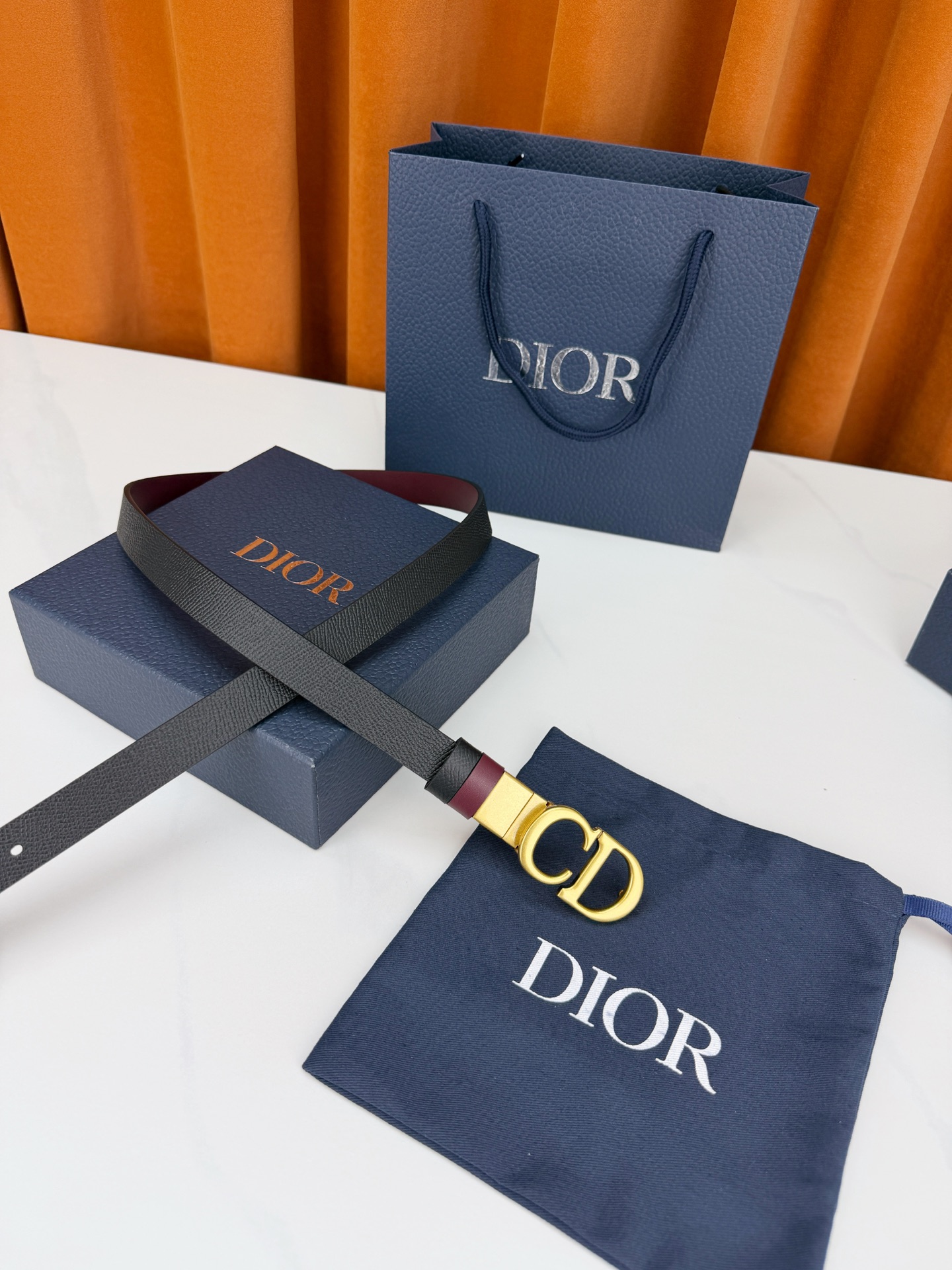 DIOR 2.0cm黄金宽度皮带，CD字母金属扣是辨识度拉满的经典符号。甄选柔润牛皮，双面双色一扣两穿，