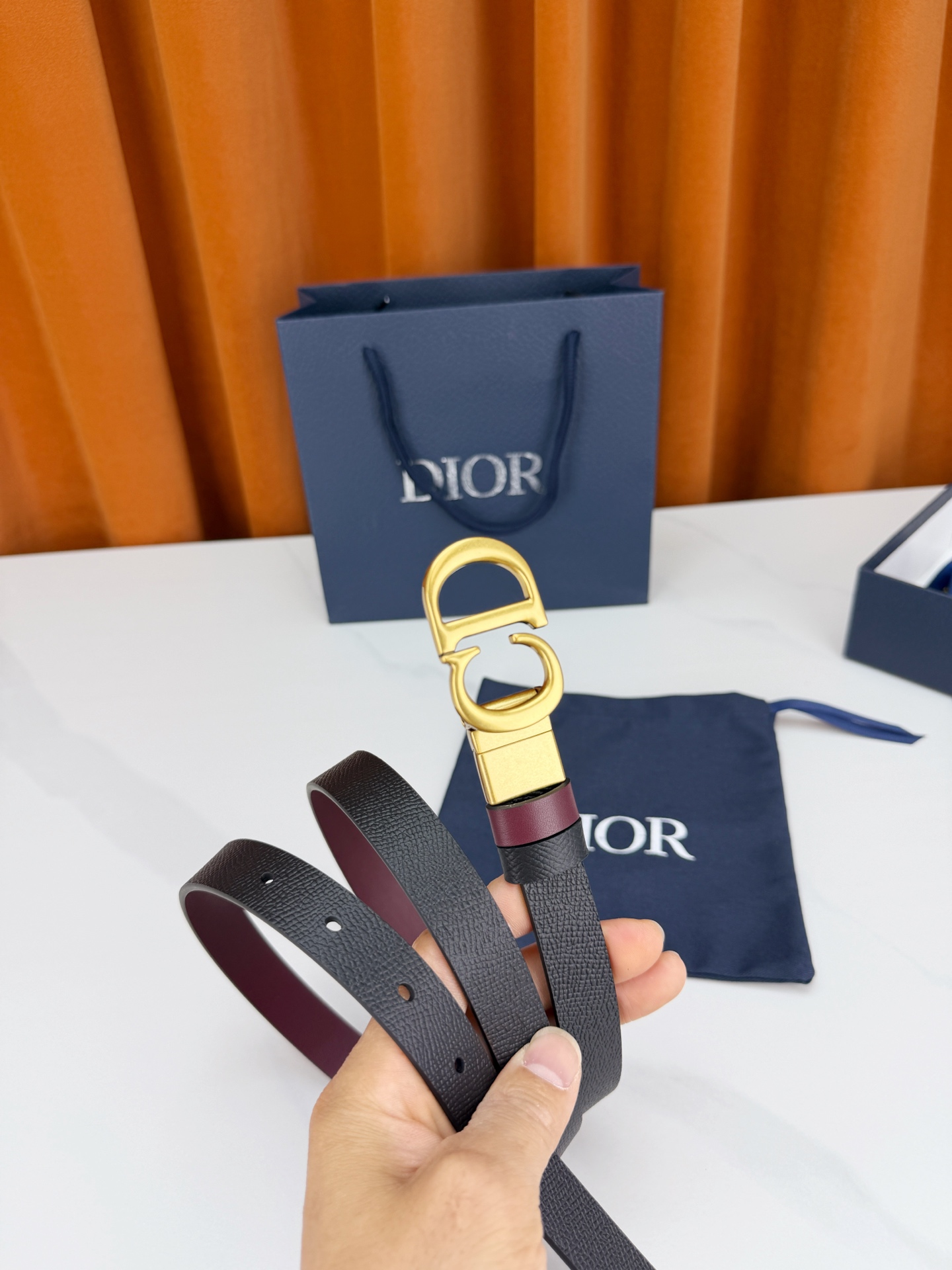 DIOR 2.0cm黄金宽度皮带，CD字母金属扣是辨识度拉满的经典符号。甄选柔润牛皮，双面双色一扣两穿，