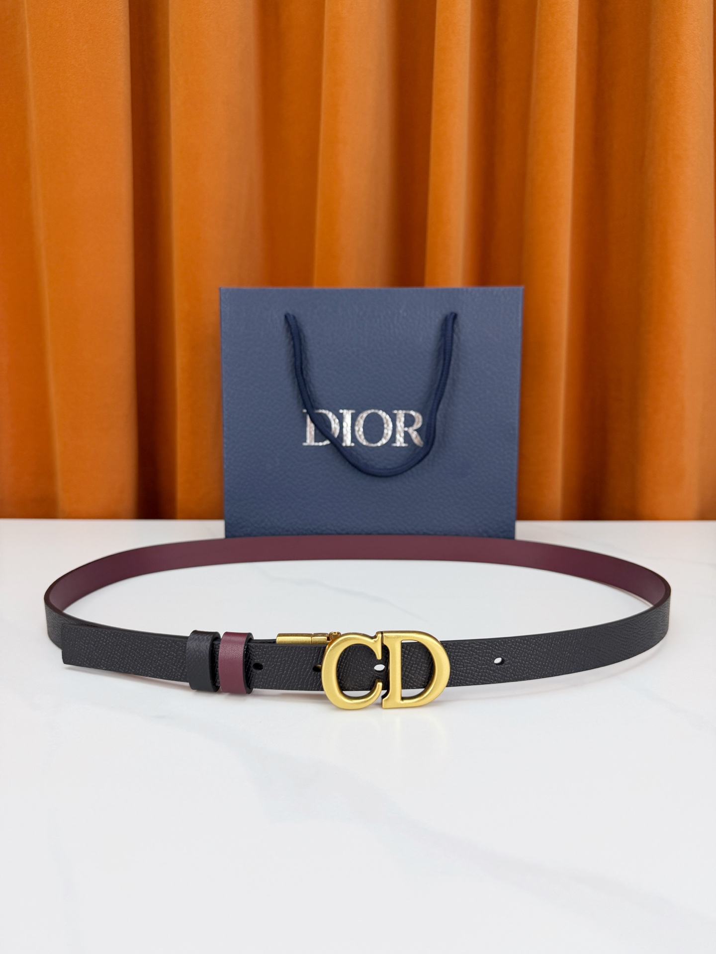 DIOR 2.0cm黄金宽度皮带，CD字母金属扣是辨识度拉满的经典符号。甄选柔润牛皮，双面双色一扣两穿，