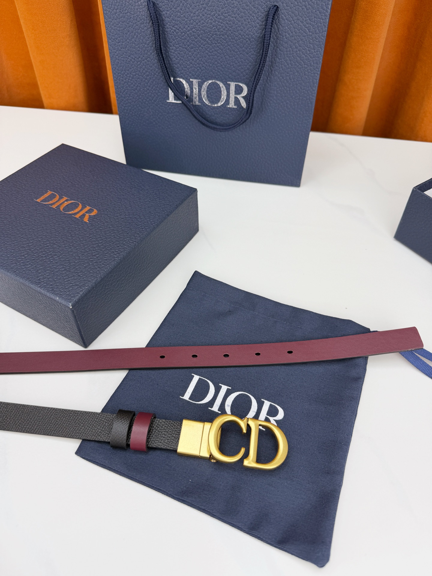 DIOR 2.0cm黄金宽度皮带，CD字母金属扣是辨识度拉满的经典符号。甄选柔润牛皮，双面双色一扣两穿，