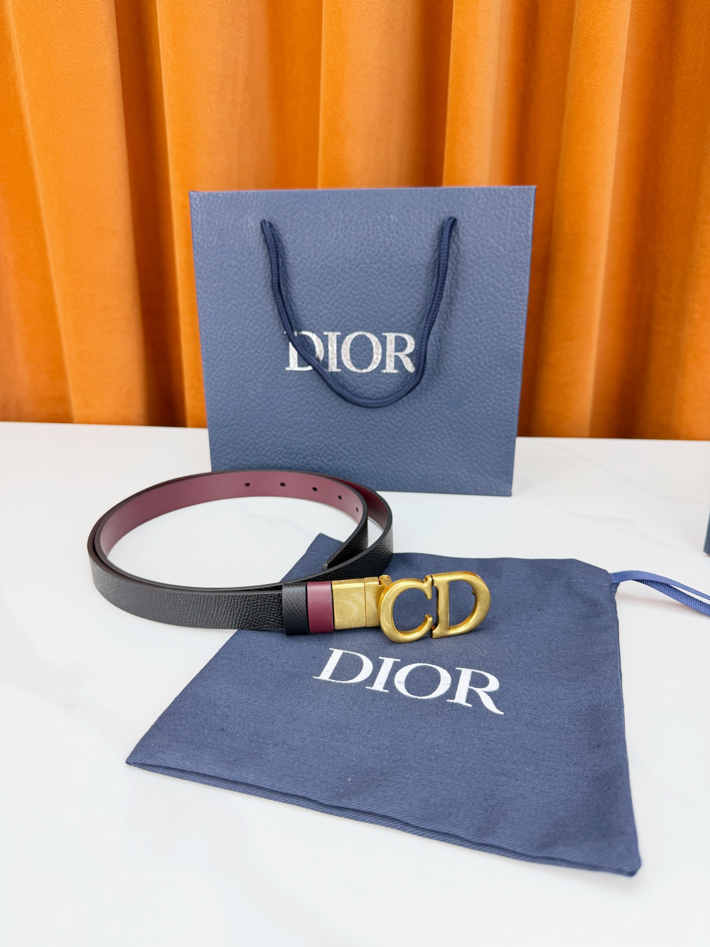 DIOR 2.0cm黄金宽度皮带，CD字母金属扣是辨识度拉满的经典符号。甄选柔润牛皮，双面双色一扣两穿，