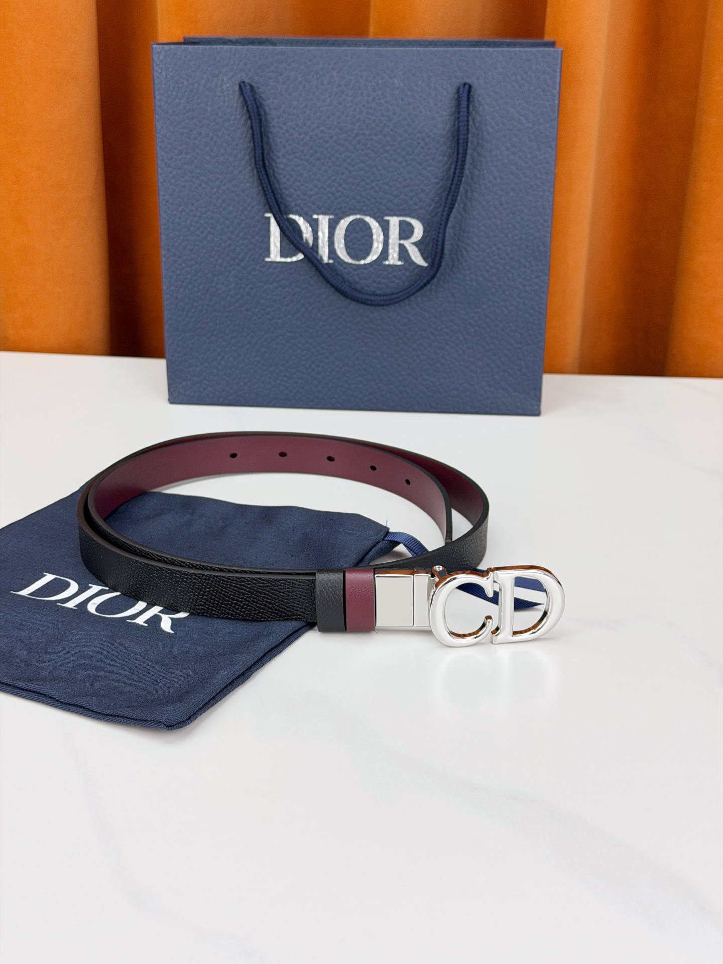 DIOR 2.0cm黄金宽度皮带，CD字母金属扣是辨识度拉满的经典符号。甄选柔润牛皮，双面双色一扣两穿，