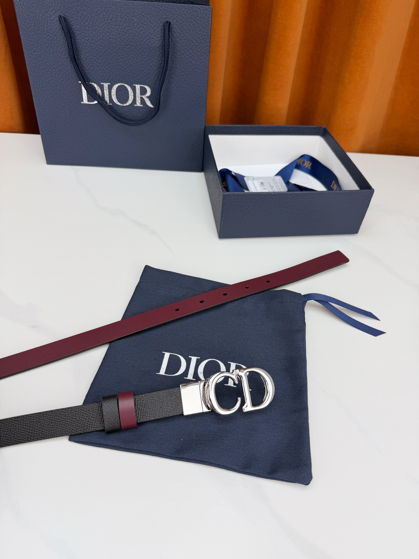 DIOR 2.0cm黄金宽度皮带，CD字母金属扣是辨识度拉满的经典符号。甄选柔润牛皮，双面双色一扣两穿，