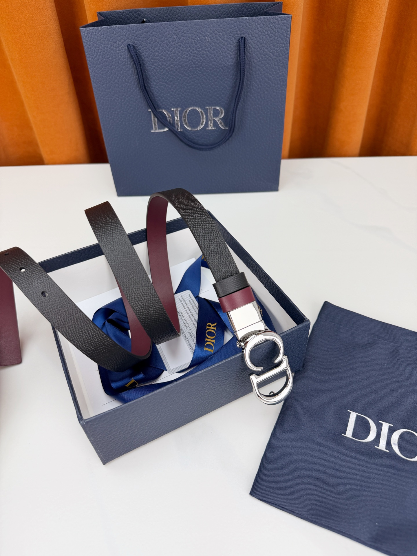 DIOR 2.0cm黄金宽度皮带，CD字母金属扣是辨识度拉满的经典符号。甄选柔润牛皮，双面双色一扣两穿，