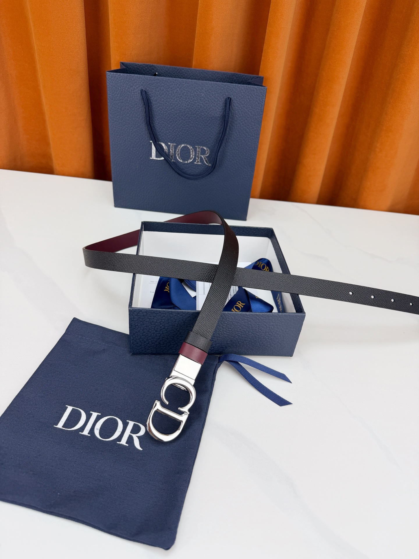 DIOR 2.0cm黄金宽度皮带，CD字母金属扣是辨识度拉满的经典符号。甄选柔润牛皮，双面双色一扣两穿，