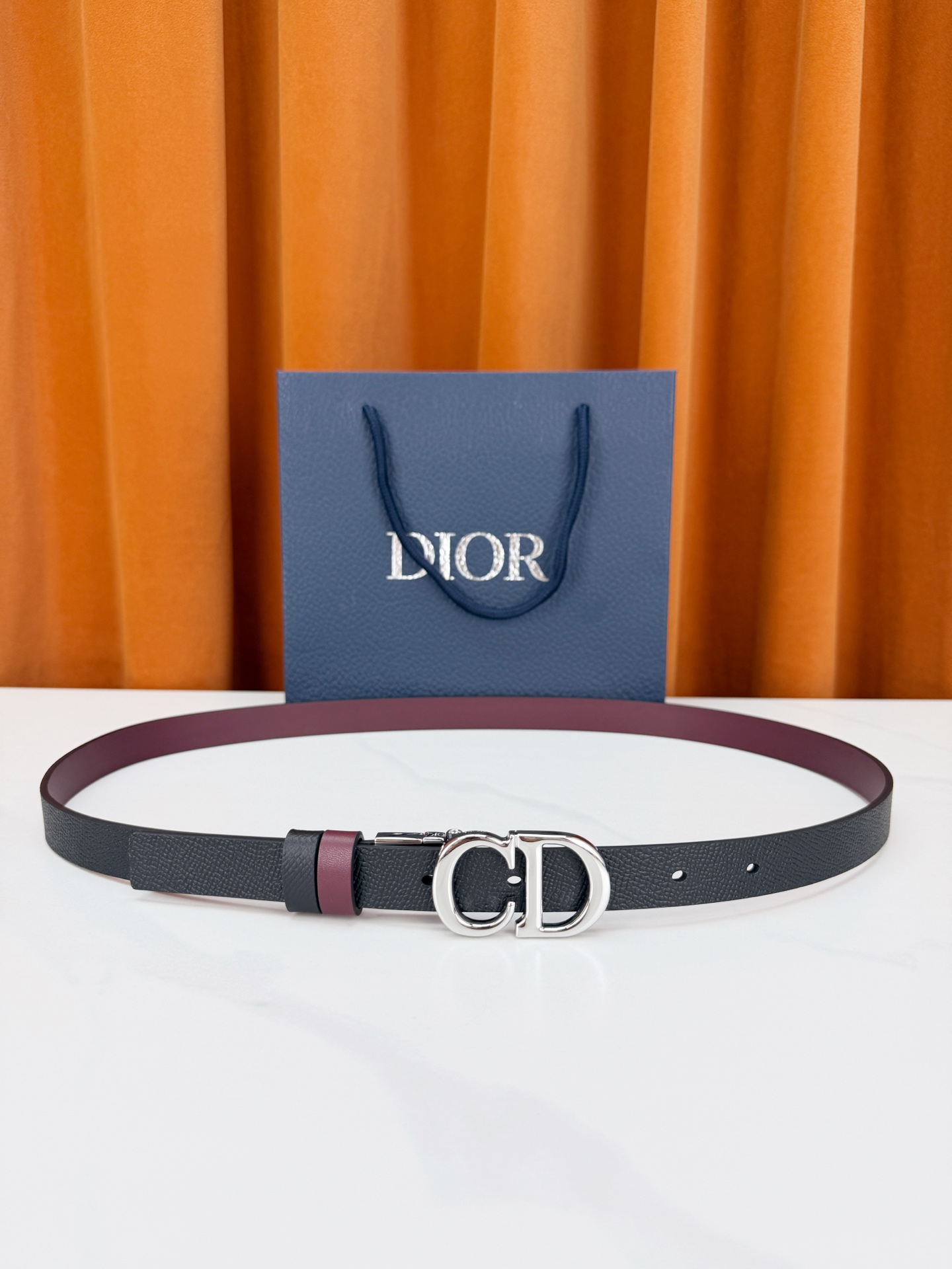 DIOR 2.0cm黄金宽度皮带，CD字母金属扣是辨识度拉满的经典符号。甄选柔润牛皮，双面双色一扣两穿，