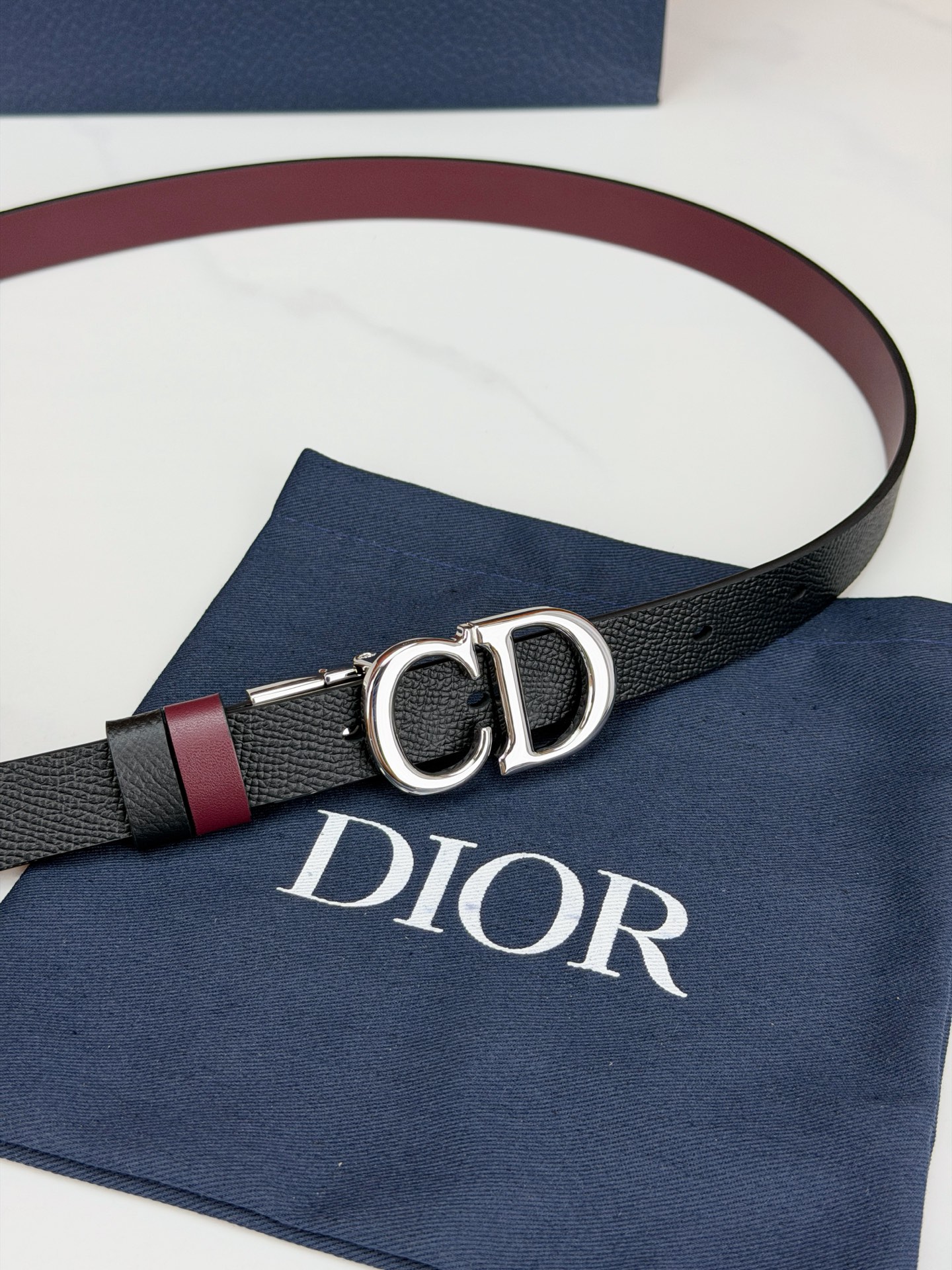 DIOR 2.0cm黄金宽度皮带，CD字母金属扣是辨识度拉满的经典符号。甄选柔润牛皮，双面双色一扣两穿，