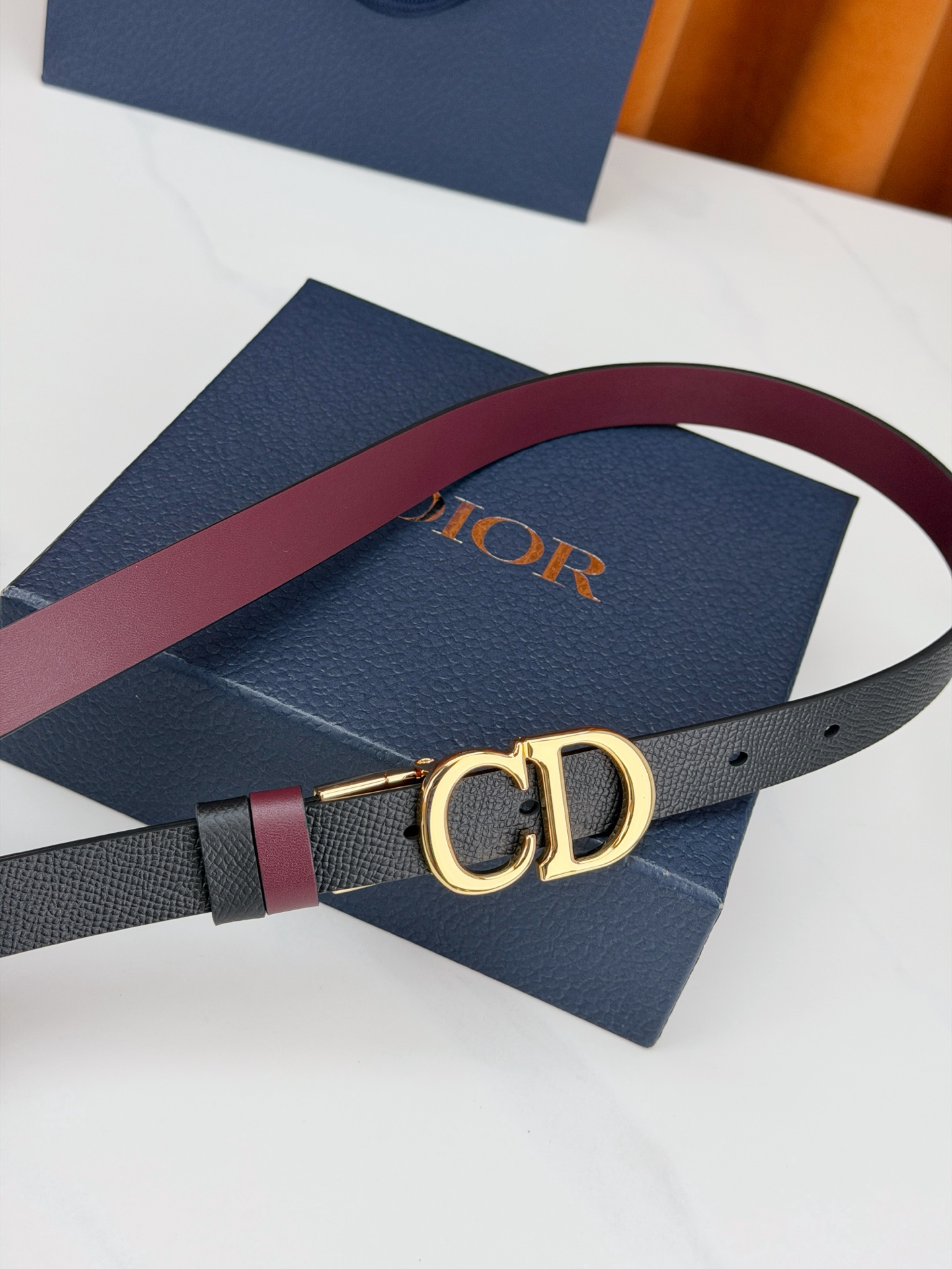 DIOR 2.0cm黄金宽度皮带，CD字母金属扣是辨识度拉满的经典符号。甄选柔润牛皮，双面双色一扣两穿，