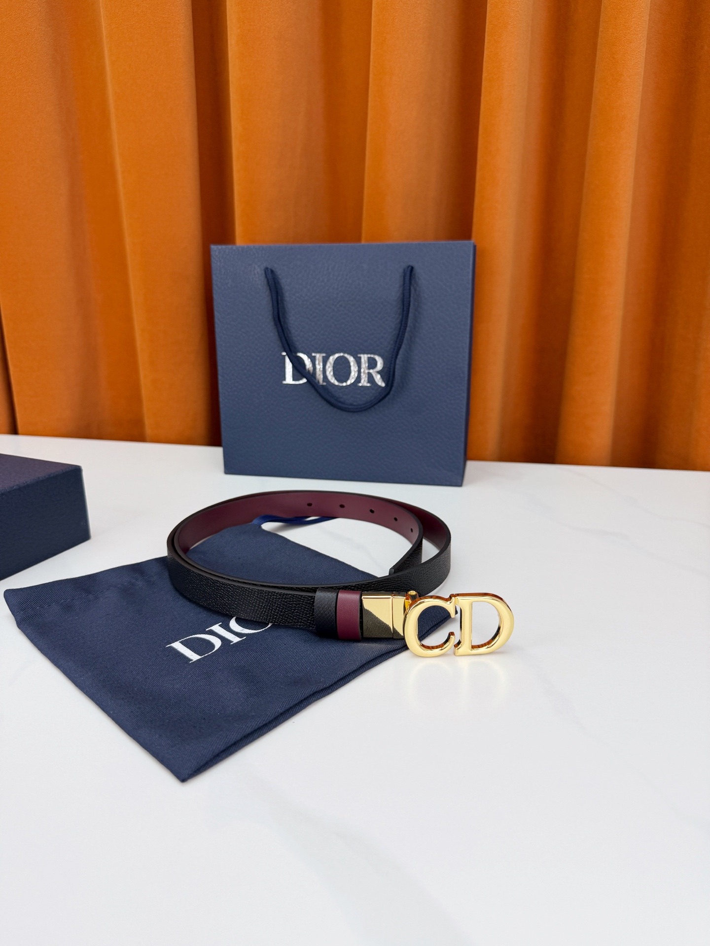 DIOR 2.0cm黄金宽度皮带，CD字母金属扣是辨识度拉满的经典符号。甄选柔润牛皮，双面双色一扣两穿，