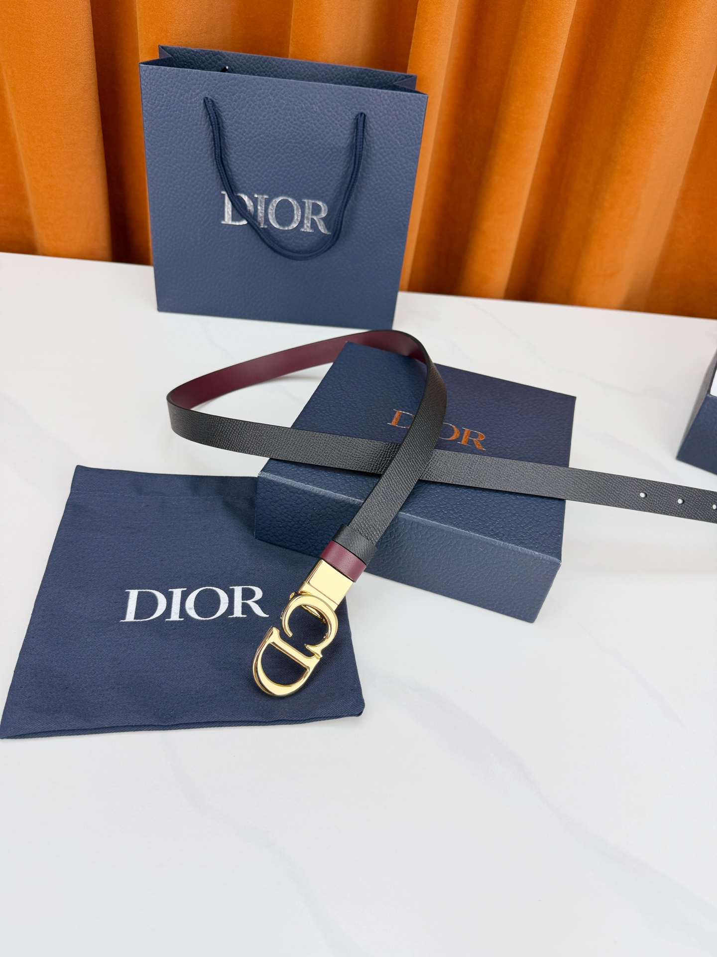 DIOR 2.0cm黄金宽度皮带，CD字母金属扣是辨识度拉满的经典符号。甄选柔润牛皮，双面双色一扣两穿，