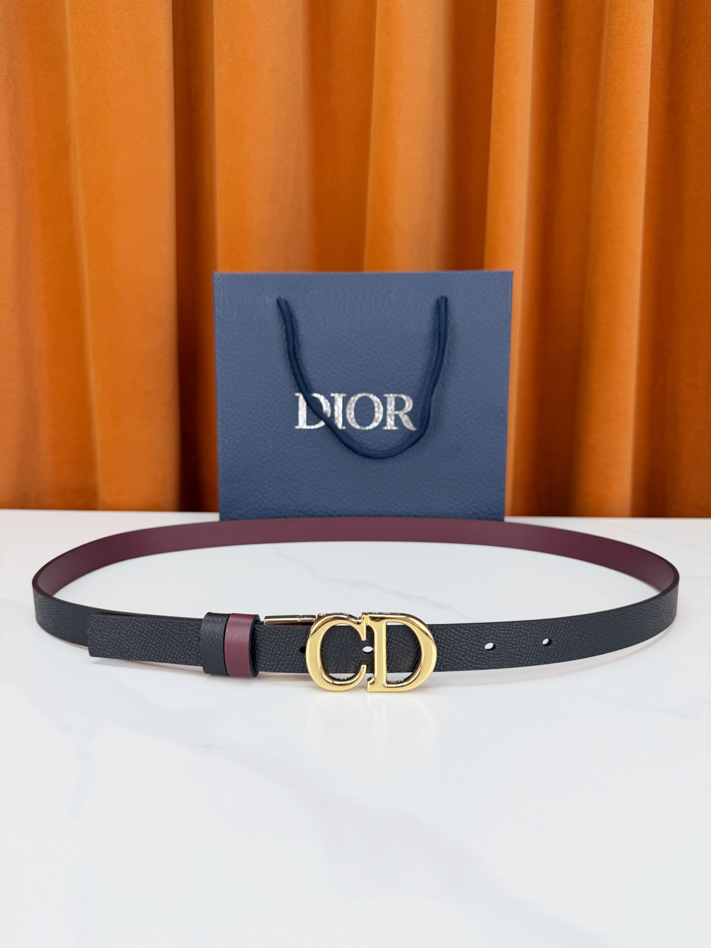 DIOR 2.0cm黄金宽度皮带，CD字母金属扣是辨识度拉满的经典符号。甄选柔润牛皮，双面双色一扣两穿，