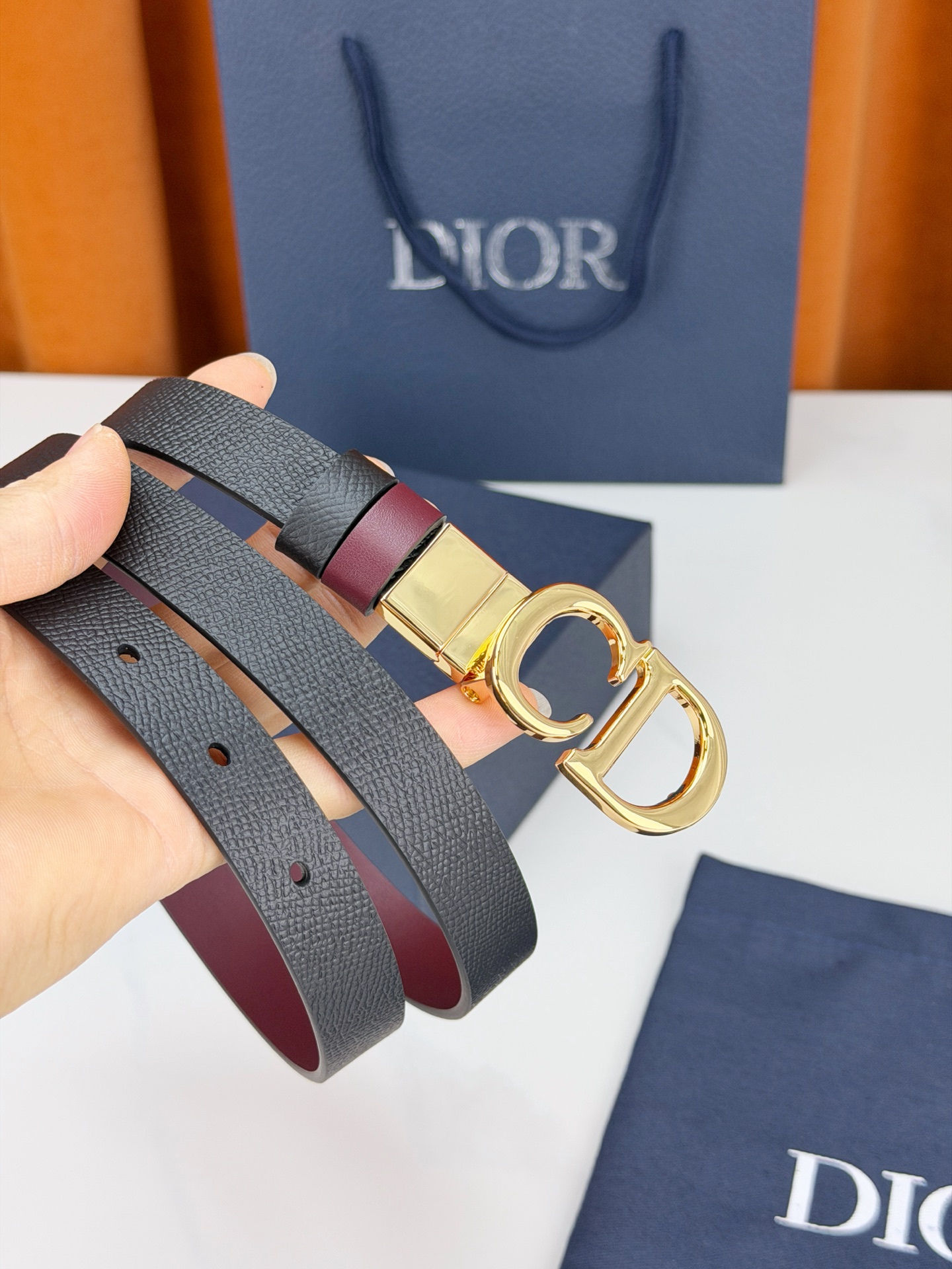 DIOR 2.0cm黄金宽度皮带，CD字母金属扣是辨识度拉满的经典符号。甄选柔润牛皮，双面双色一扣两穿，